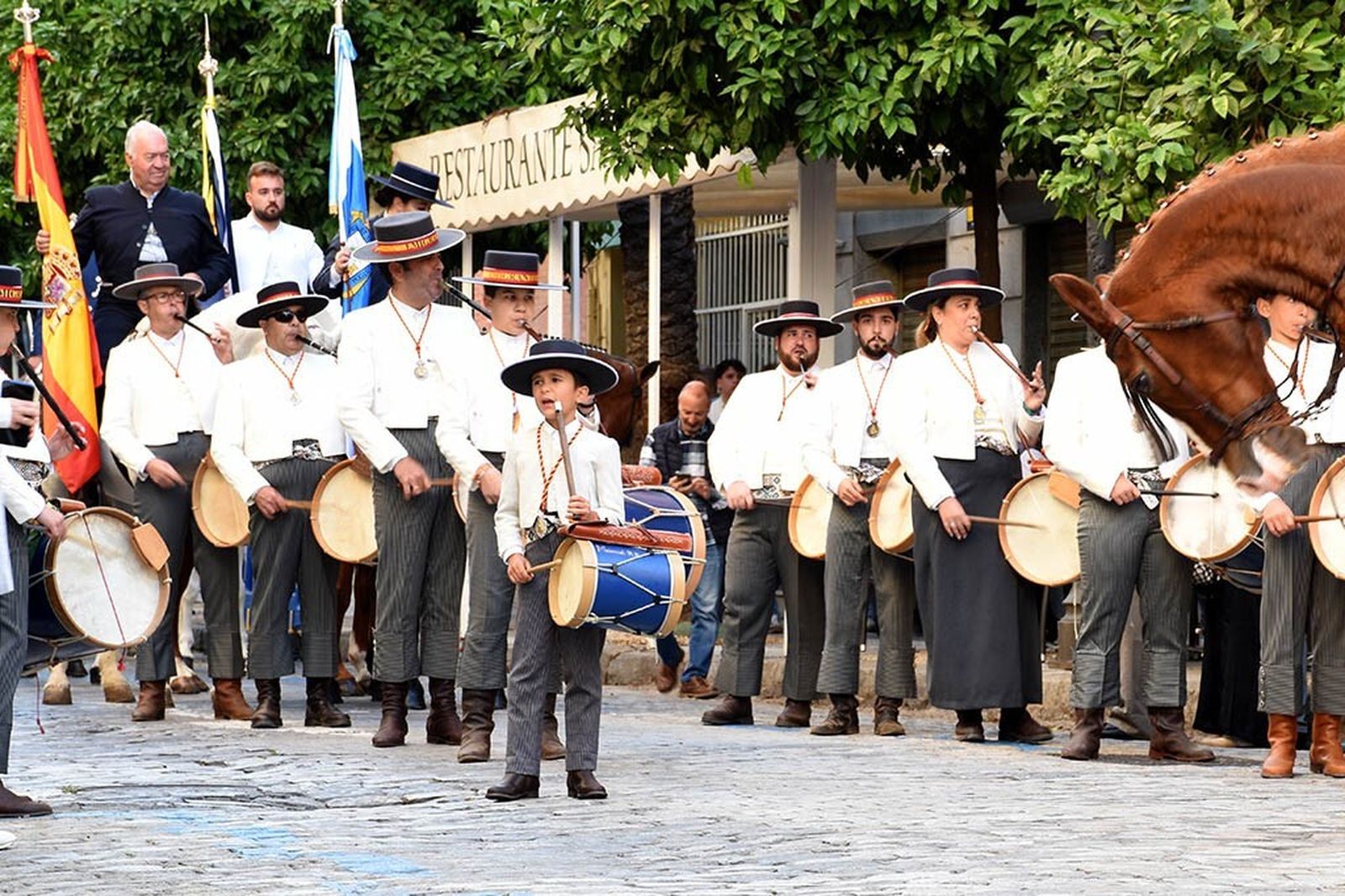 Imágenes de los peregrinos de la Hermandad de Emigrantes en su salida por las calles de Huelva