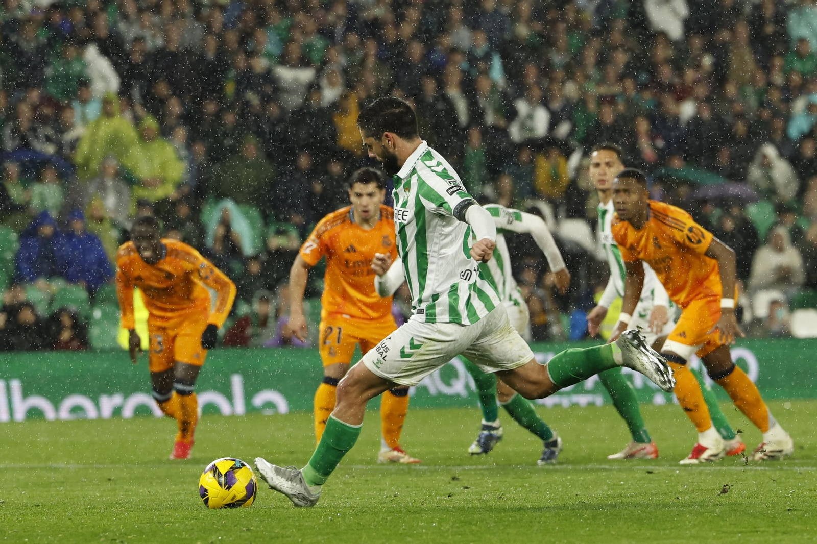 Recital de Isco para ganar a Brahim en el Betis-Madrid con dos goles malagueños