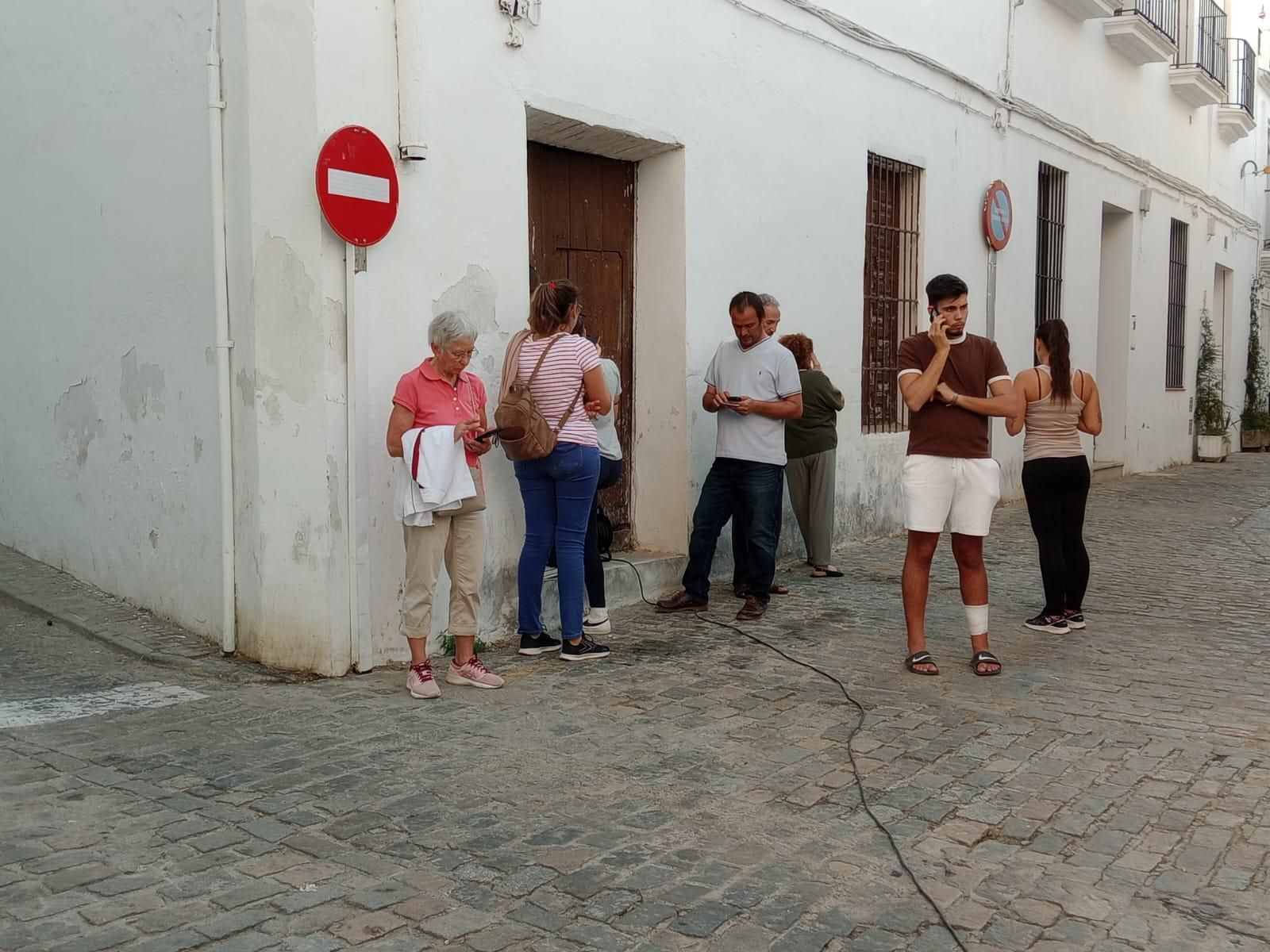 Algunos vecinos de Cazalla de la Sierra buscando conexión a internet en uno de los puntos de la localidad con cobertura.