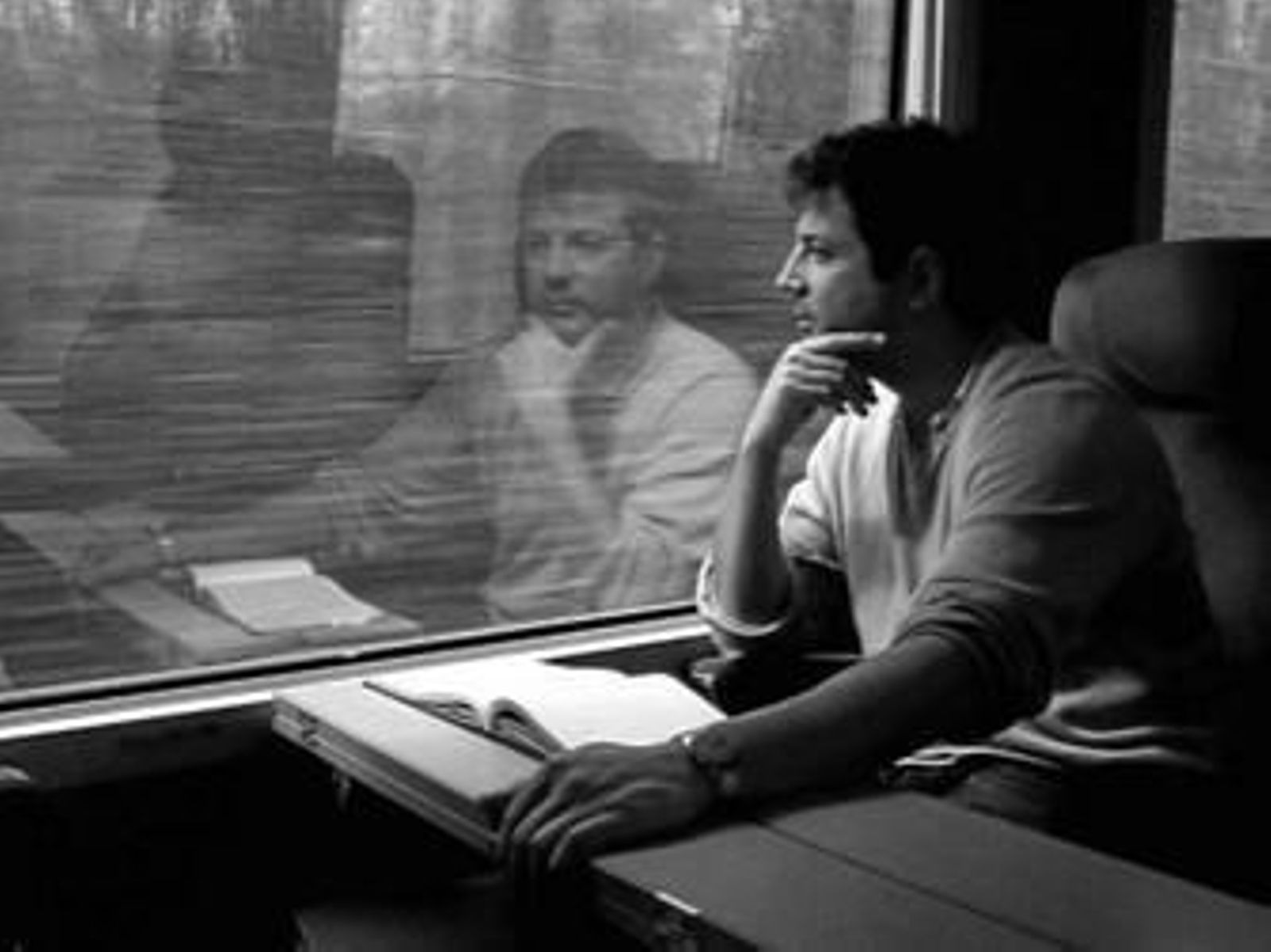 Un fotograma en el que José Marín lee las memorias de su abuelo, en un tren a las afueras de París.