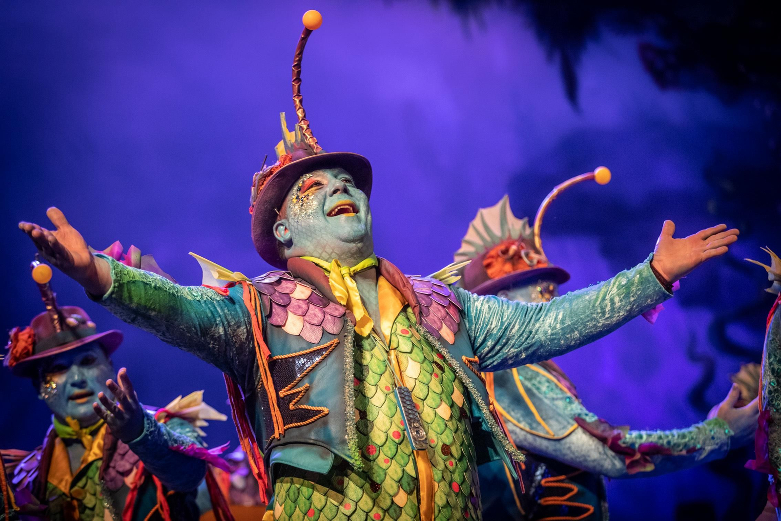 La comparsa 'El arrecife' sobre las tablas del gran teatro Falla