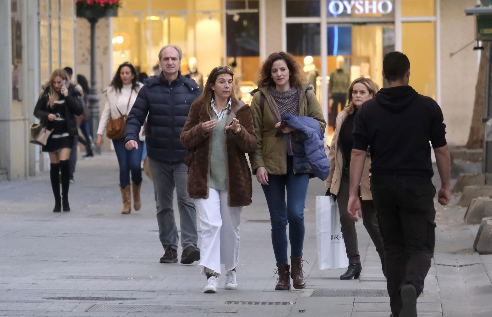 Varias personas caminan por el centro de Córdoba.