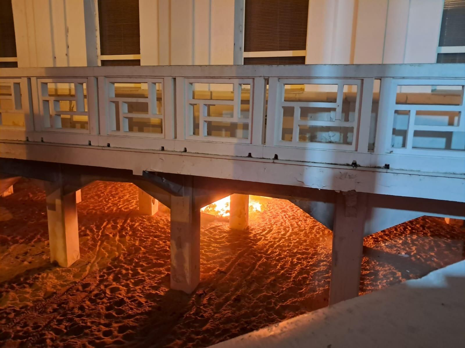 El fuego originado en los bajos del Balneario de La Palma.