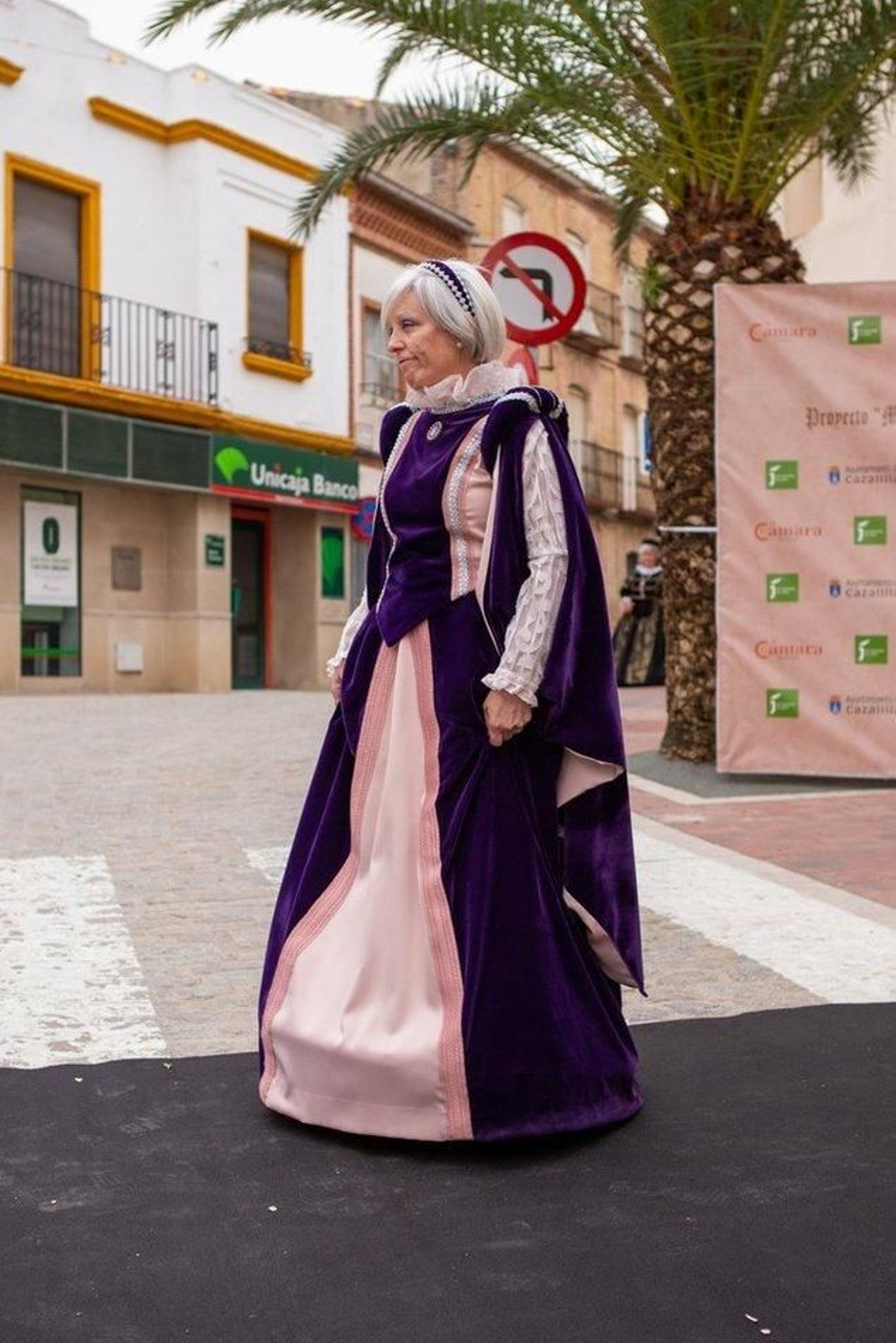 Desfile de los trajes renacentistas confeccionados por mujeres de Cazalilla.