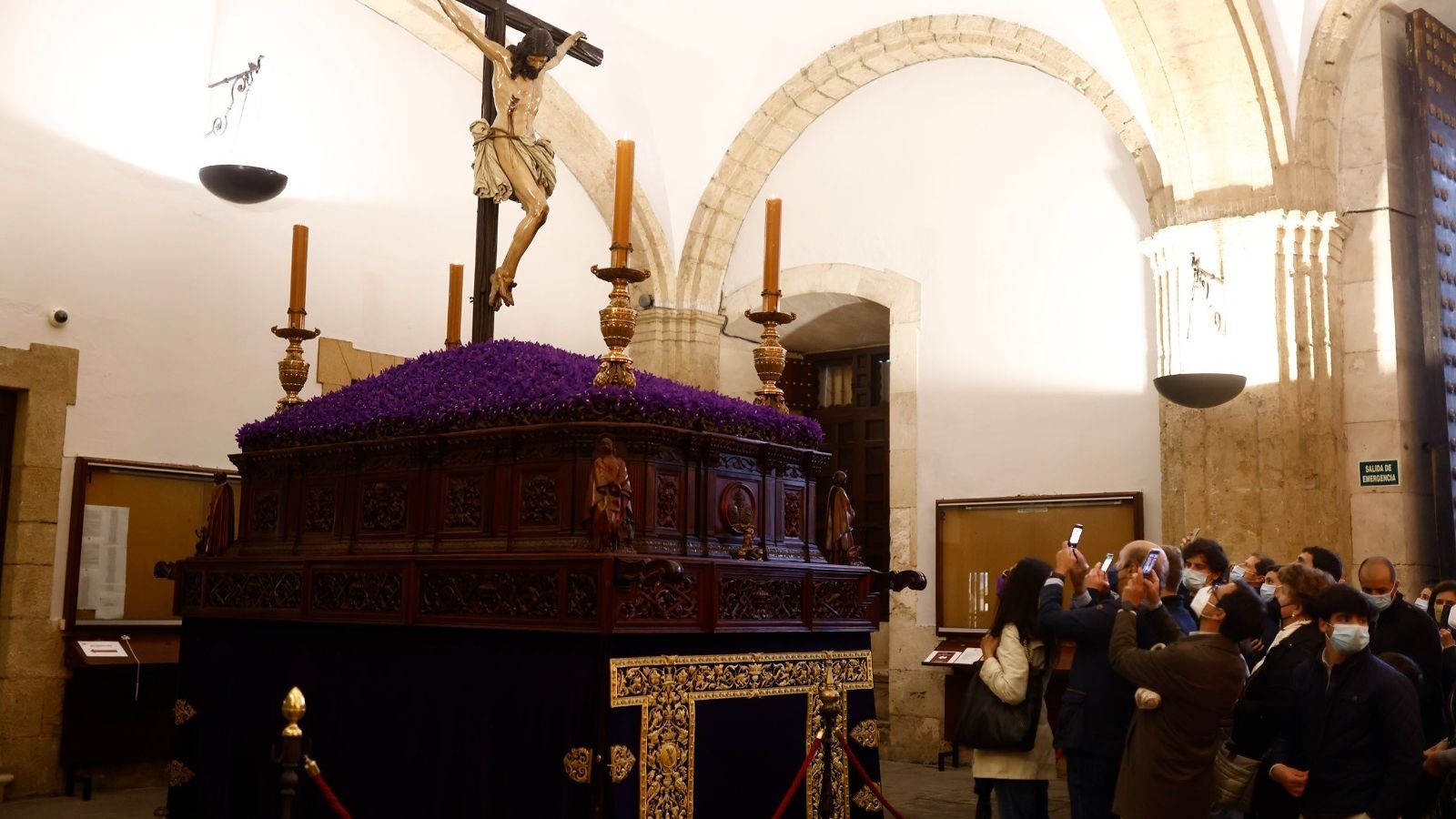 El Cristo de la Buena Muerte con los nuevos faldones y hachones