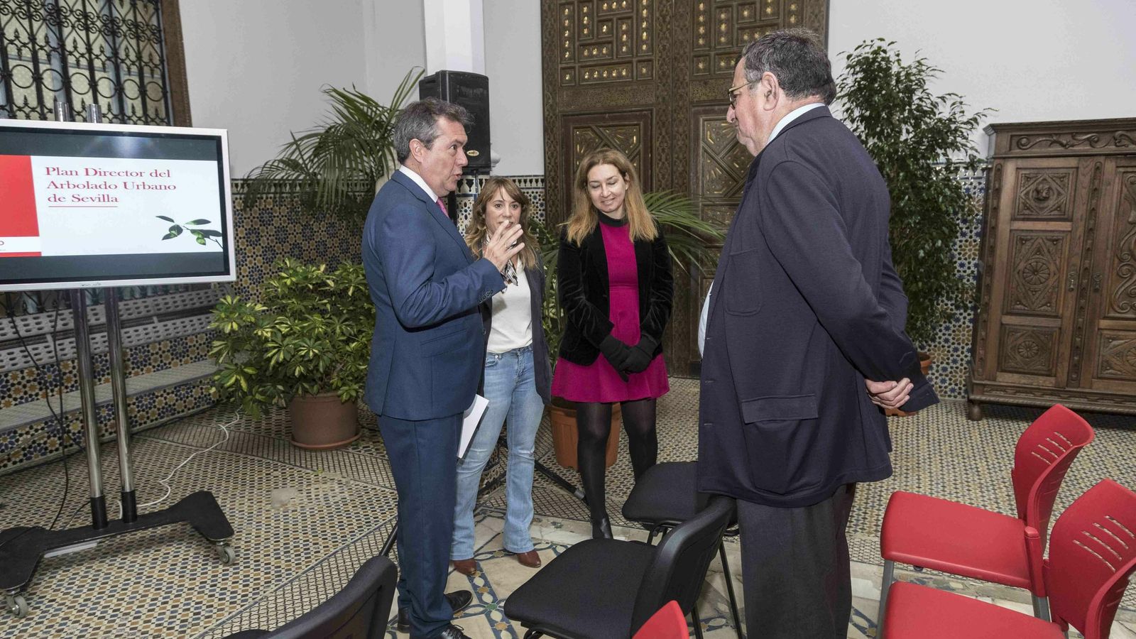 Espadas junto a Laura Mendiburu, directora de Tecnigral (izqda).