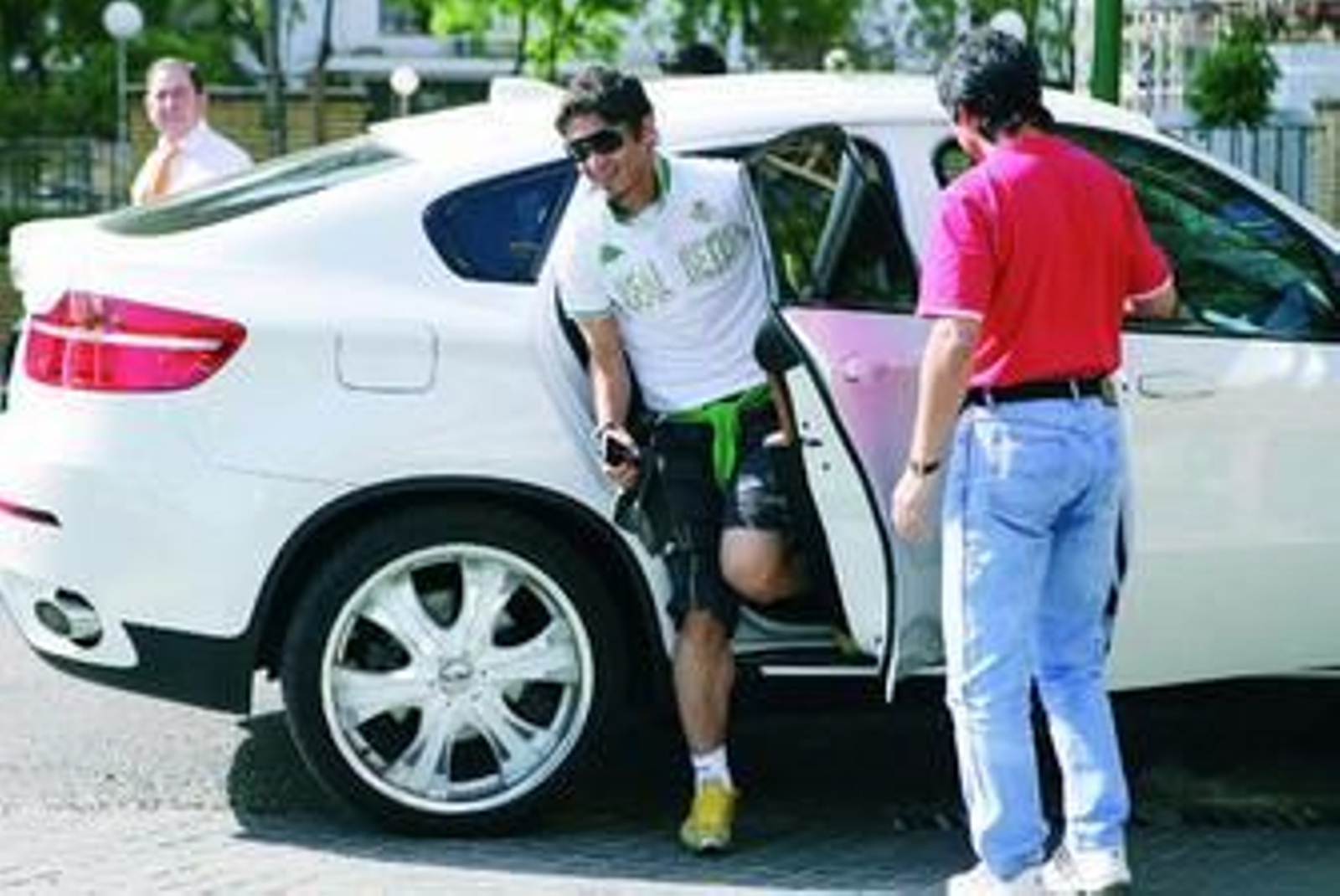 Edu sonríe mientras se baja de un automóvil, en un acto reciente.