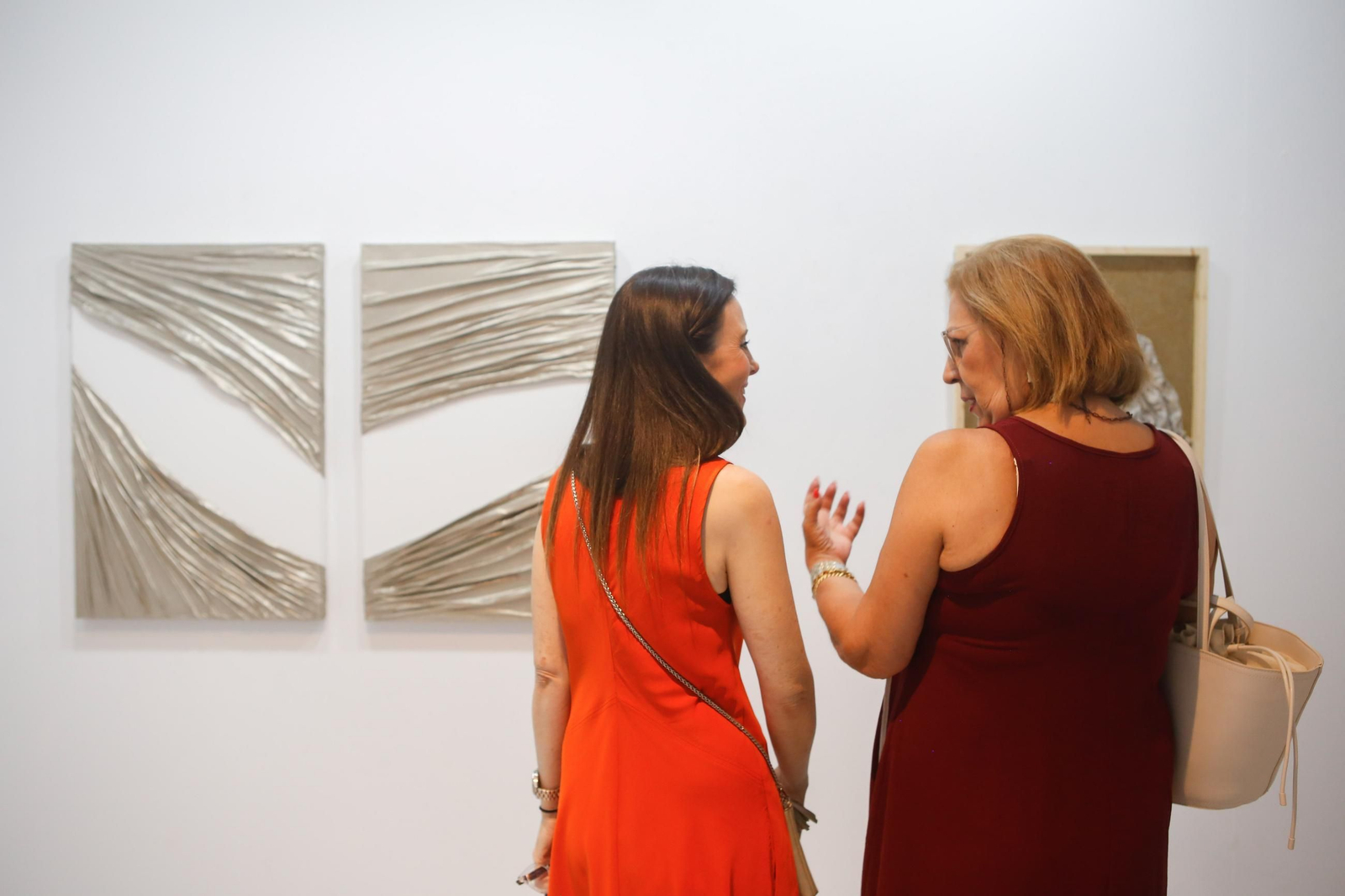 Las fotos de la exposición El mundo de Ara de Feli Muñoz en la sala Cajasur de Algeciras