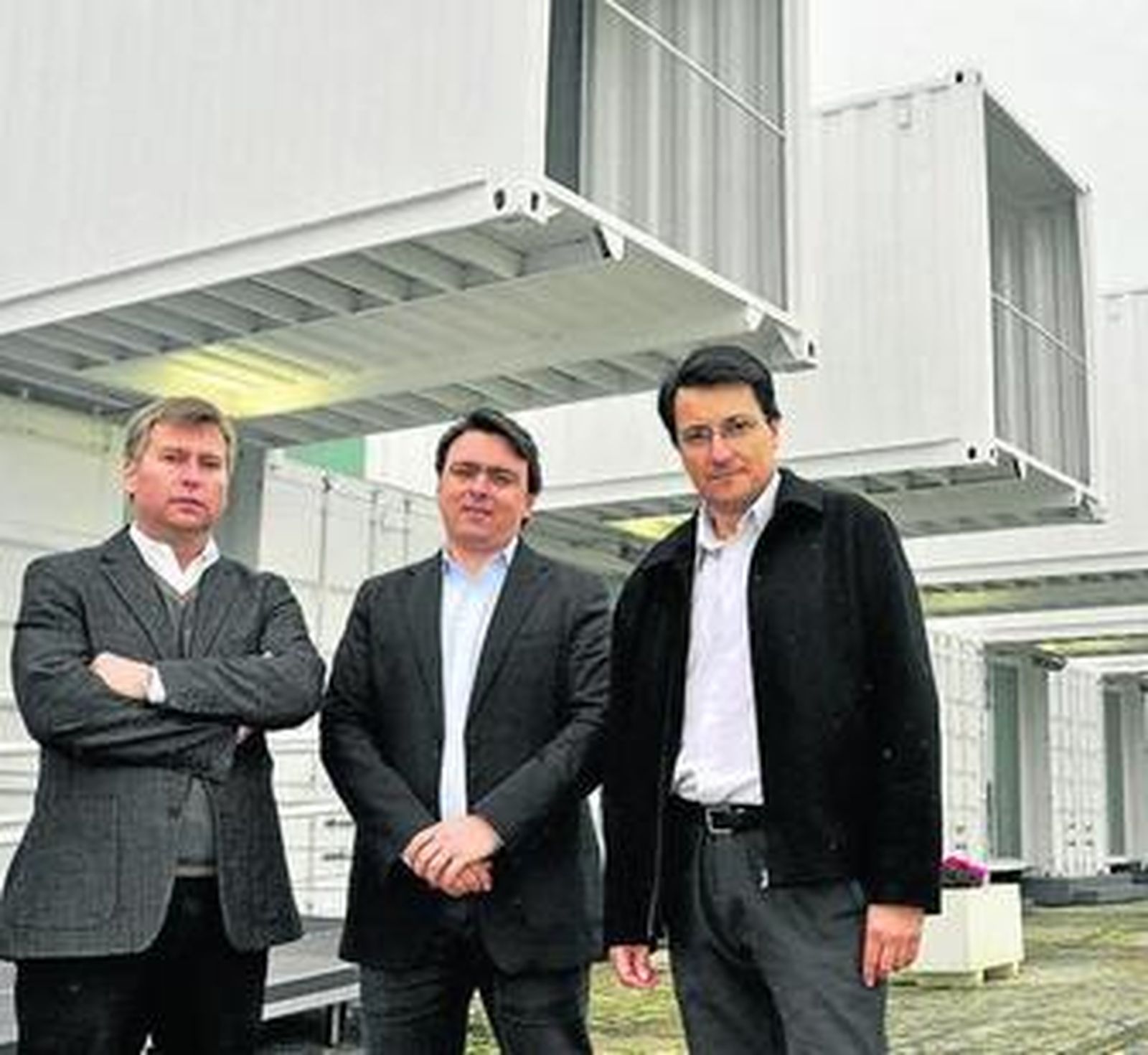 Los diseñadores, junto a la nueva estación marítima de Sevilla.