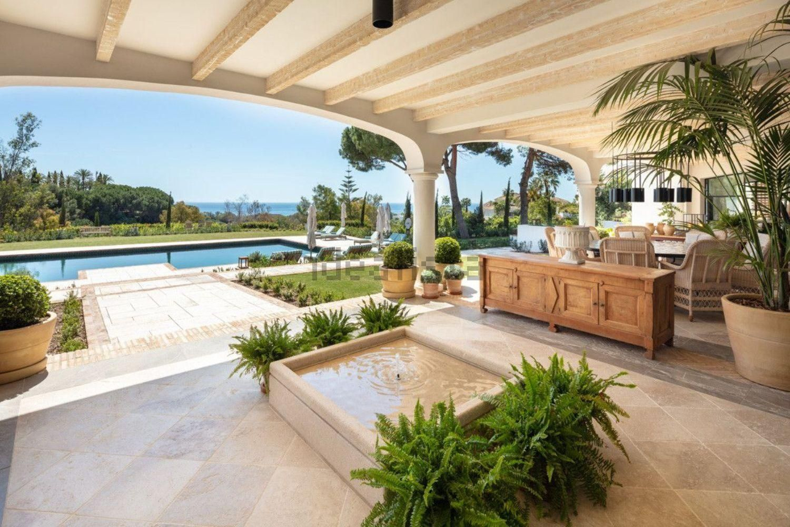 Terraza y piscina Así es por dentro la vivienda de lujo más a la venta en Málaga: 35 millones
