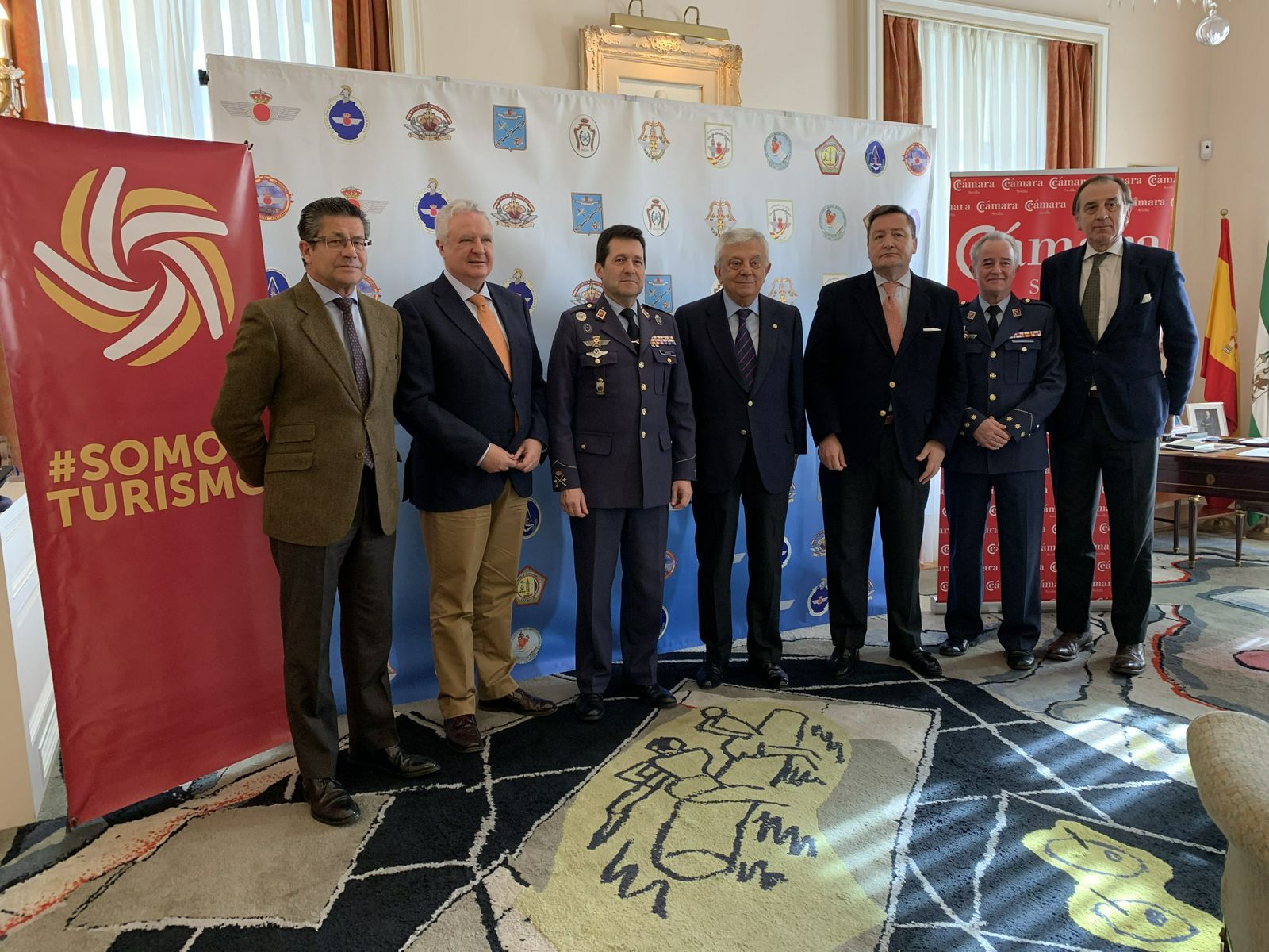 Representantes de ASET, el Ministerio de Defensa y EUSA tras firmar un convenio.