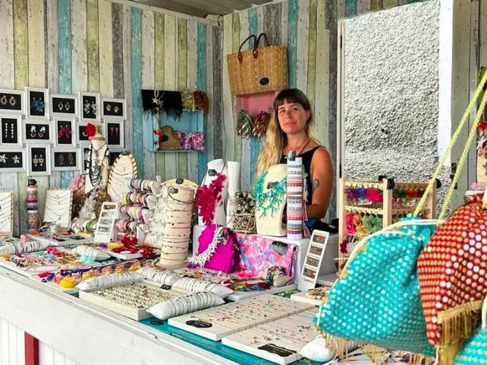 Puestos del mercado del paseo marítimo de Rota en una imagen de archivo.