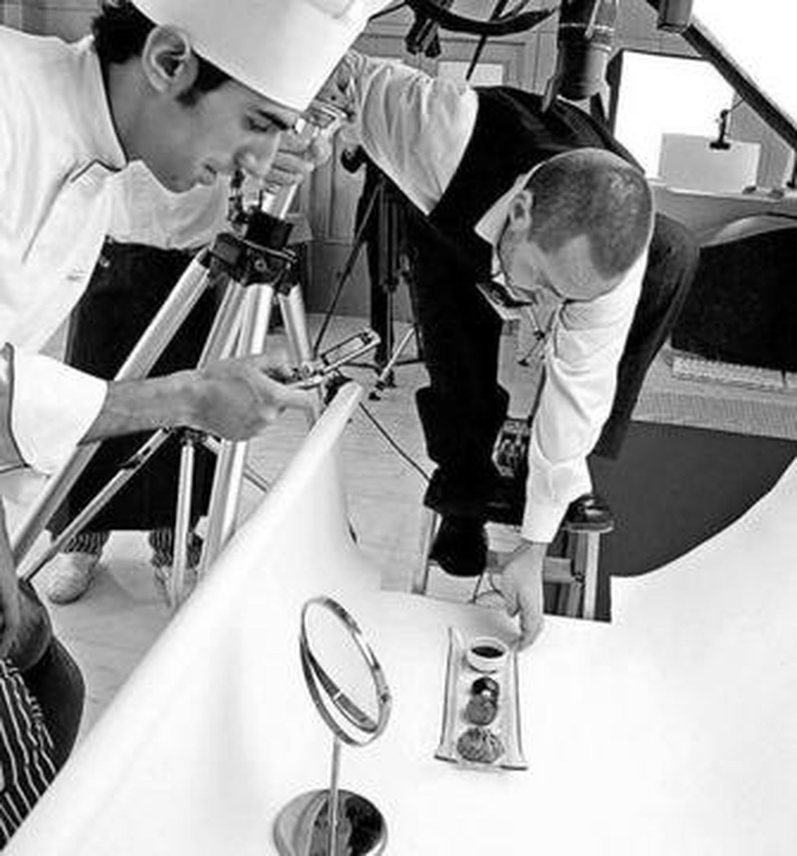 Un fotógrafo de estudio coloca un plato antes de hacerle la foto oficial del último certamen.