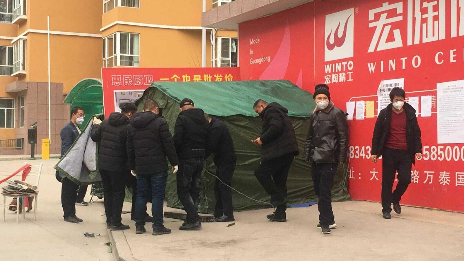Puesto de control en la puerta de la urbanización del almeriense.