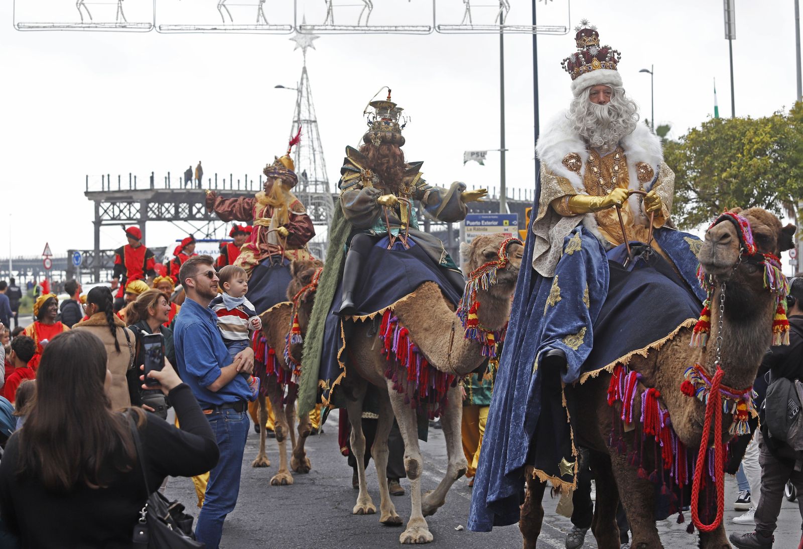 Imágenes de la mágica llegada de los Reyes Magos y la Estrella de la Ilusión a Huelva en barco