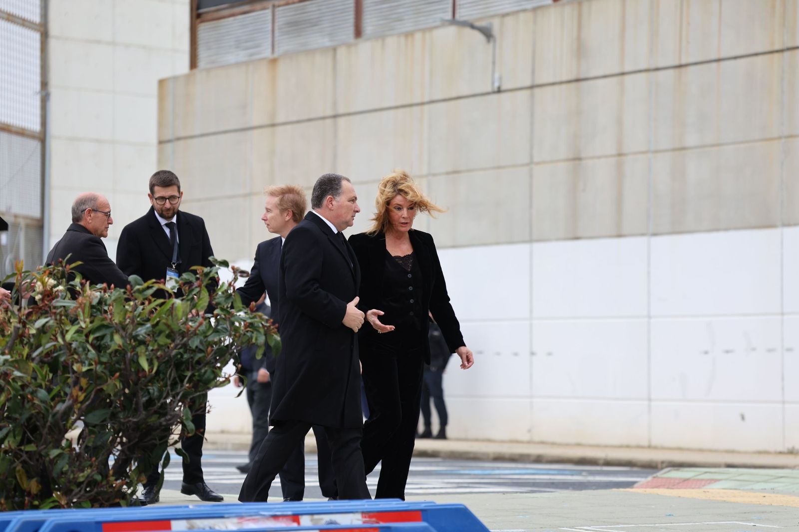 Fotografías de la llegada de Juanma Moreno, Feijóo y todas las autoridades al funeral por las víctimas de Adamuz en Huelva