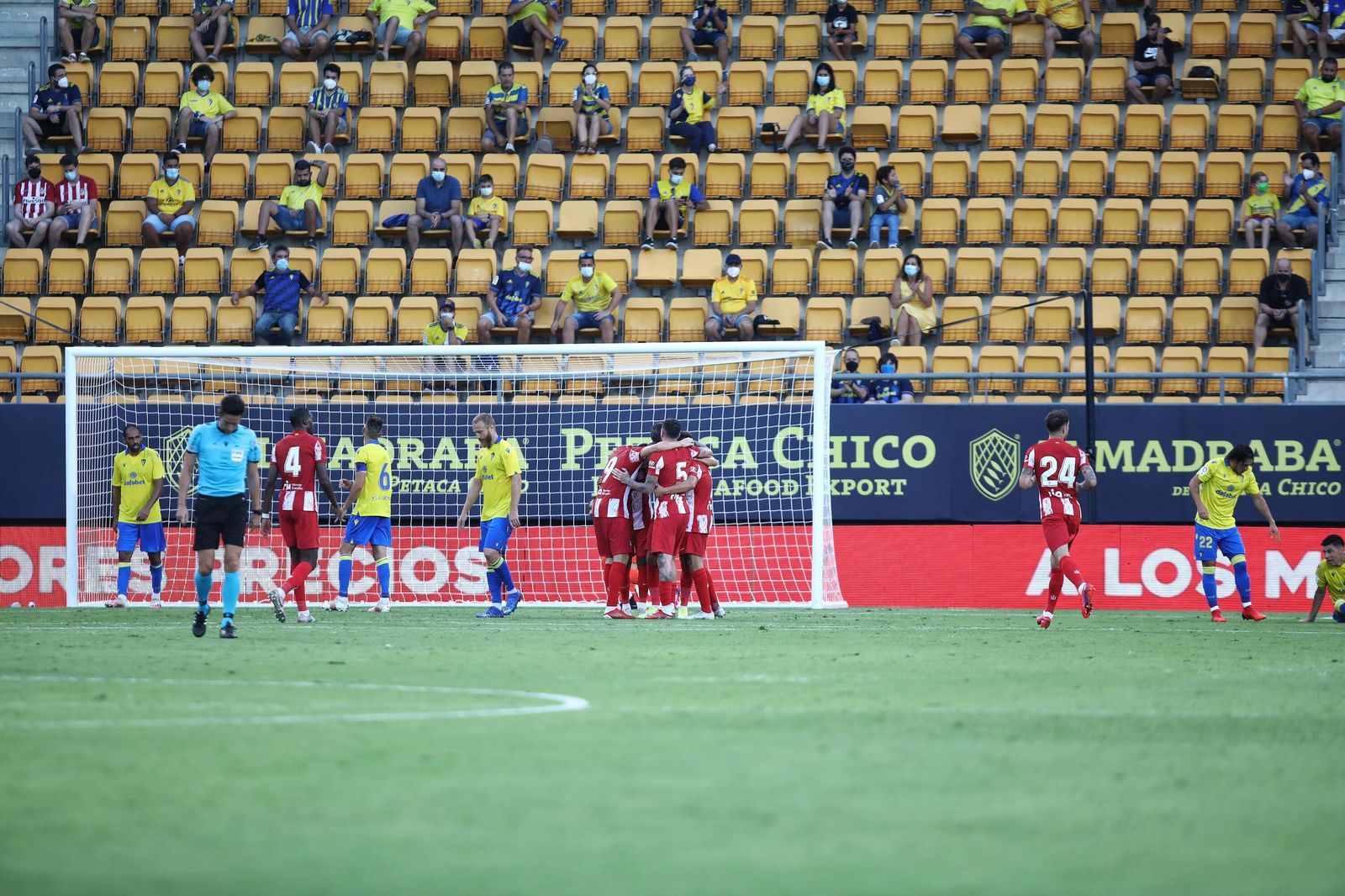 Parte central de la grada baja de Fondo Norte, en el Cádiz-Atlético.