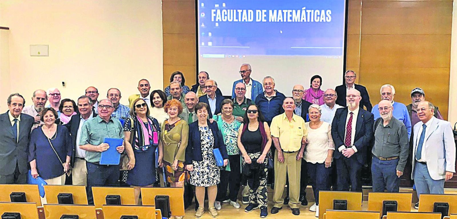 Alumnos de Matemáticas de la promoción 1969-74 en el Aula de Grados de su Facultad