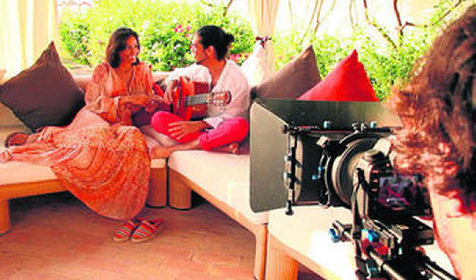 Imagen de un instante del rodaje en Sotogrande de la canción 'Como un tesoro' de José Carlos Gómez junto a Inés Sastre.