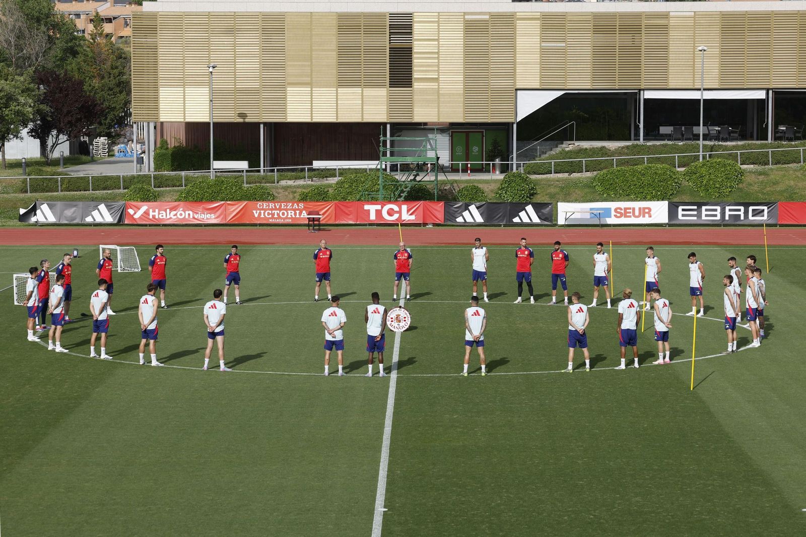 Dean Huijsen sonríe con España mientras espera a Isco