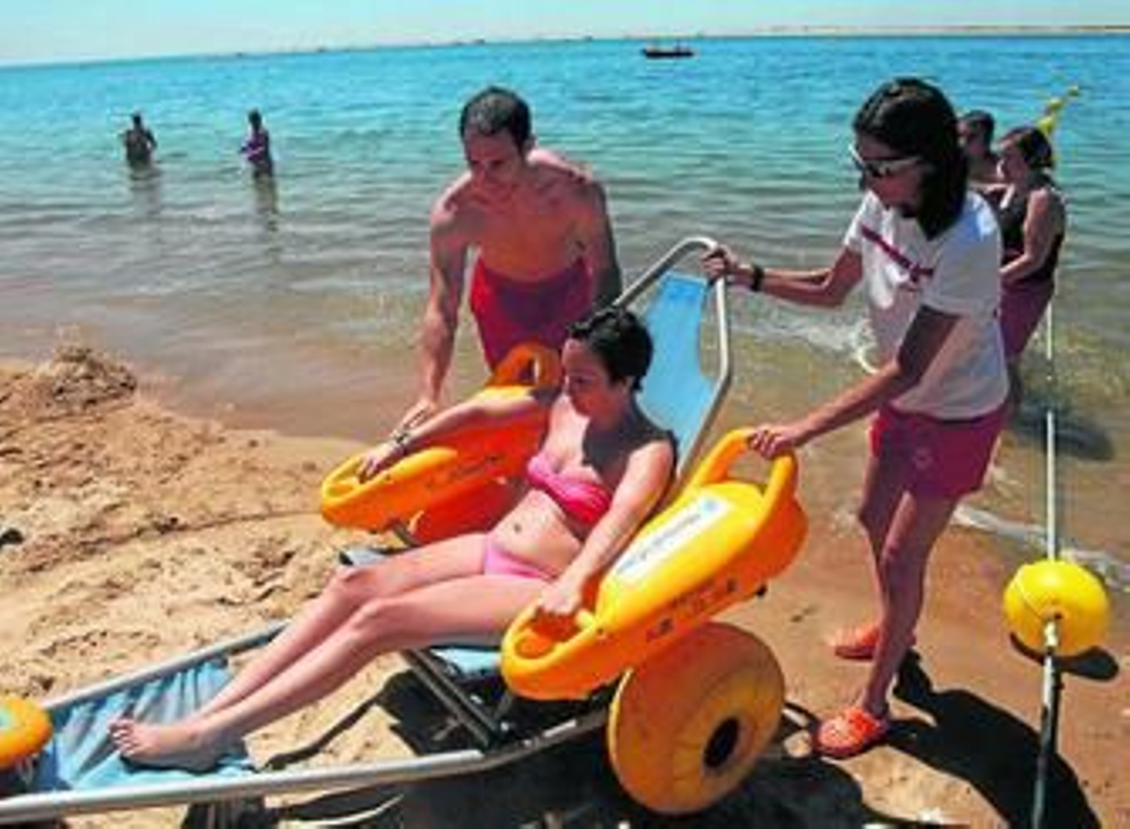 Jornada de 'anfibuggy' en Caño de la Culata, con la presencia del alcalde de Huelva y el delegado de La Caixa.