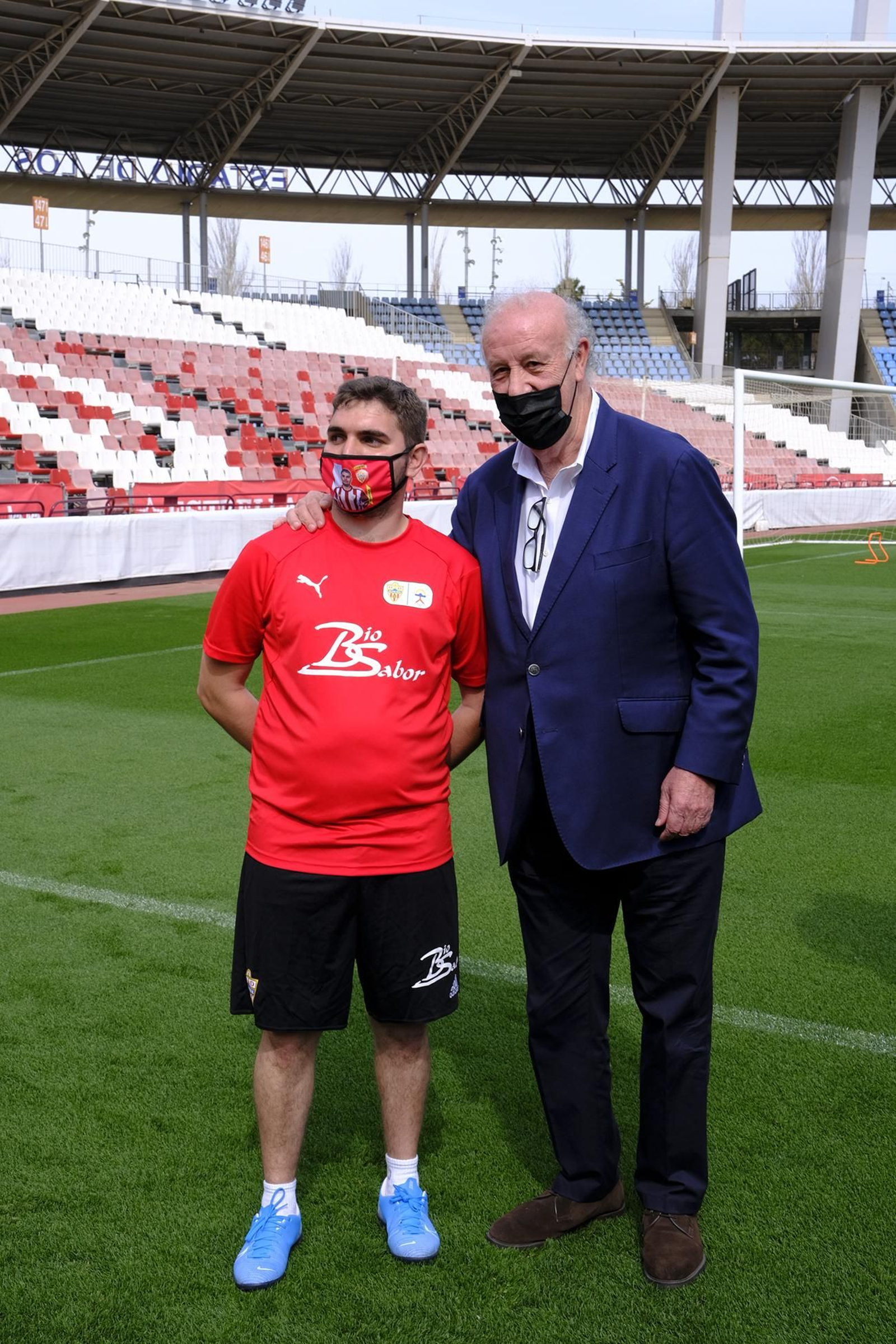 Fotogalería de la visita de Vicente del Bosque al equipo Genuine de la Fundación U.D. Almería