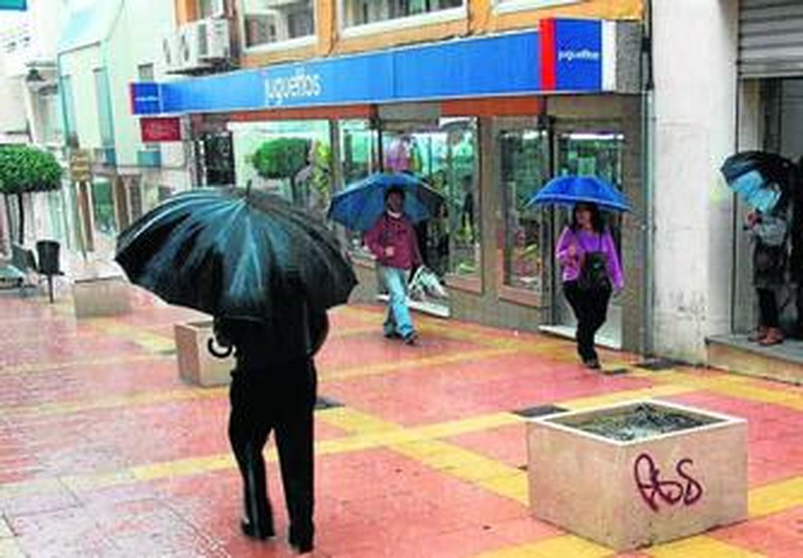 Los maceteros de la calle Prim y de la calle Castelar, ayer.