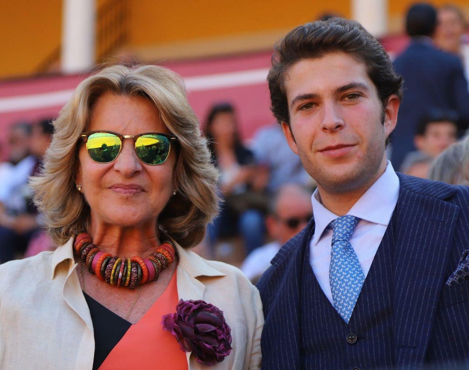 La ganadera Rocío de la Cámara y su hijo Fernando