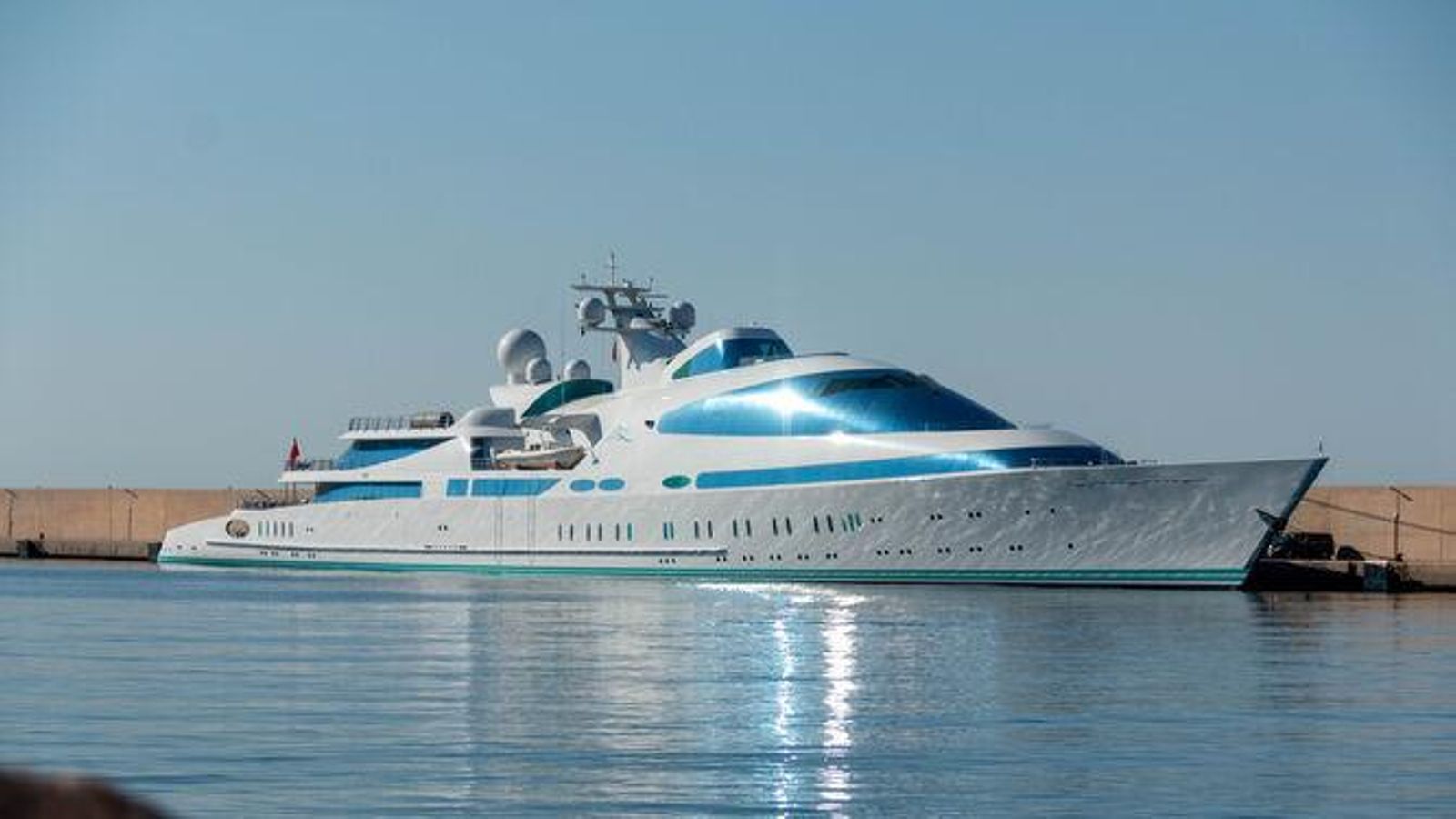 megayates-famosos-grandes-atraca-Motril_1713738772_164765104_667x375