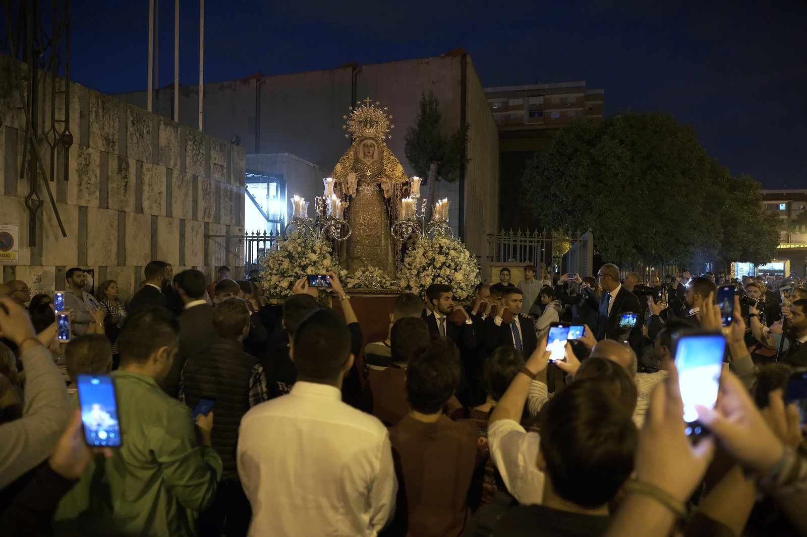 Las imágenes del rosario vespertino de la Virgen del Rosario de San Pablo