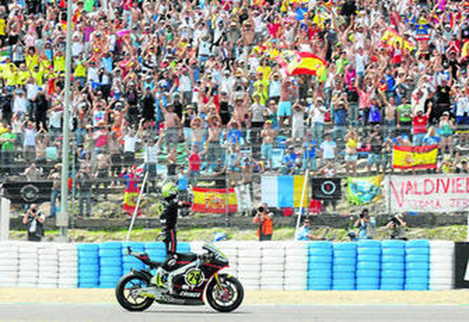 Toni Elías, primer piloto en inscribir su nombre en el palmarés de Moto2 en Jerez, saluda a la afición que llenó el Circuito.
