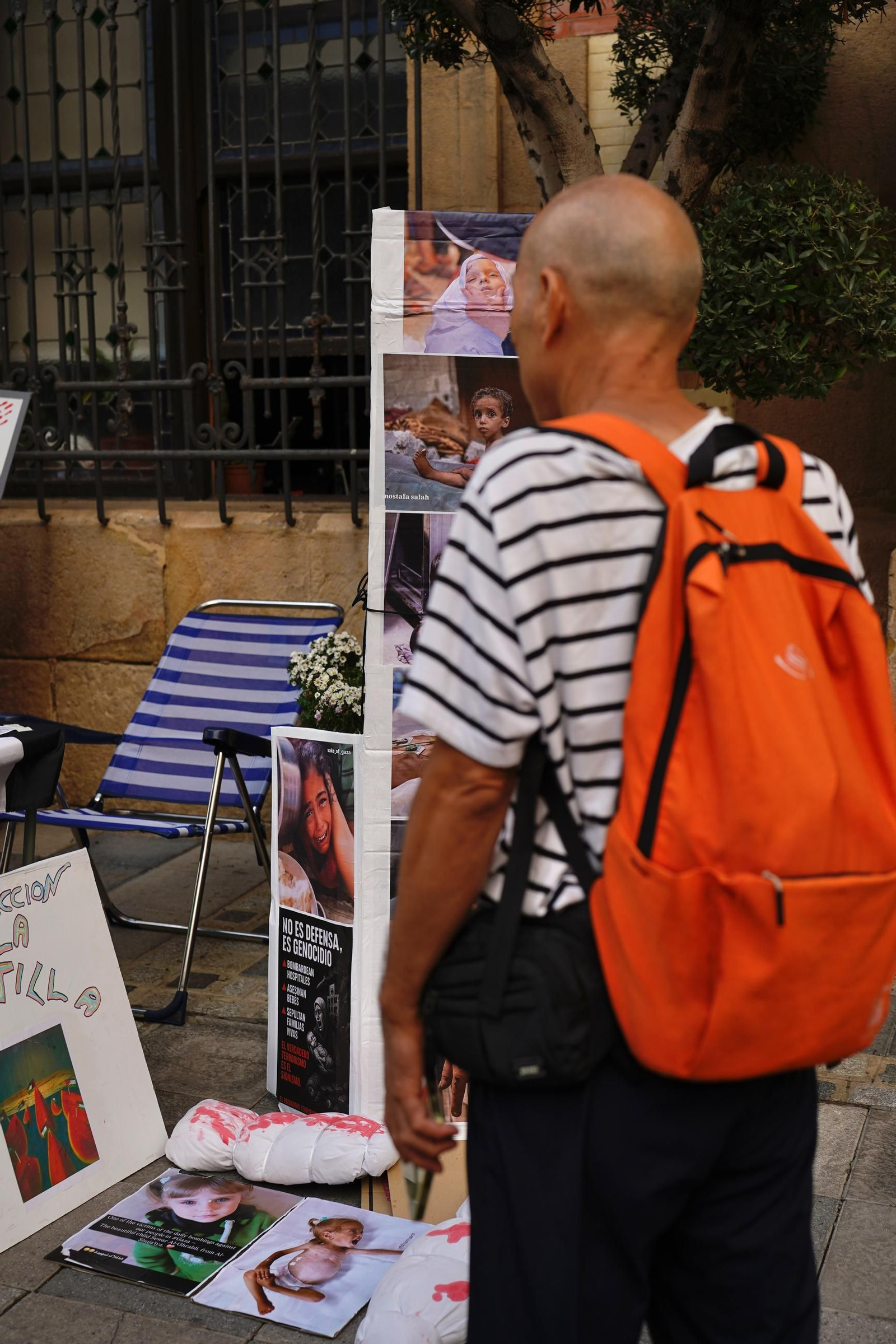 La recogida de firmas en Algeciras por la bandera de Palestina, en imágenes