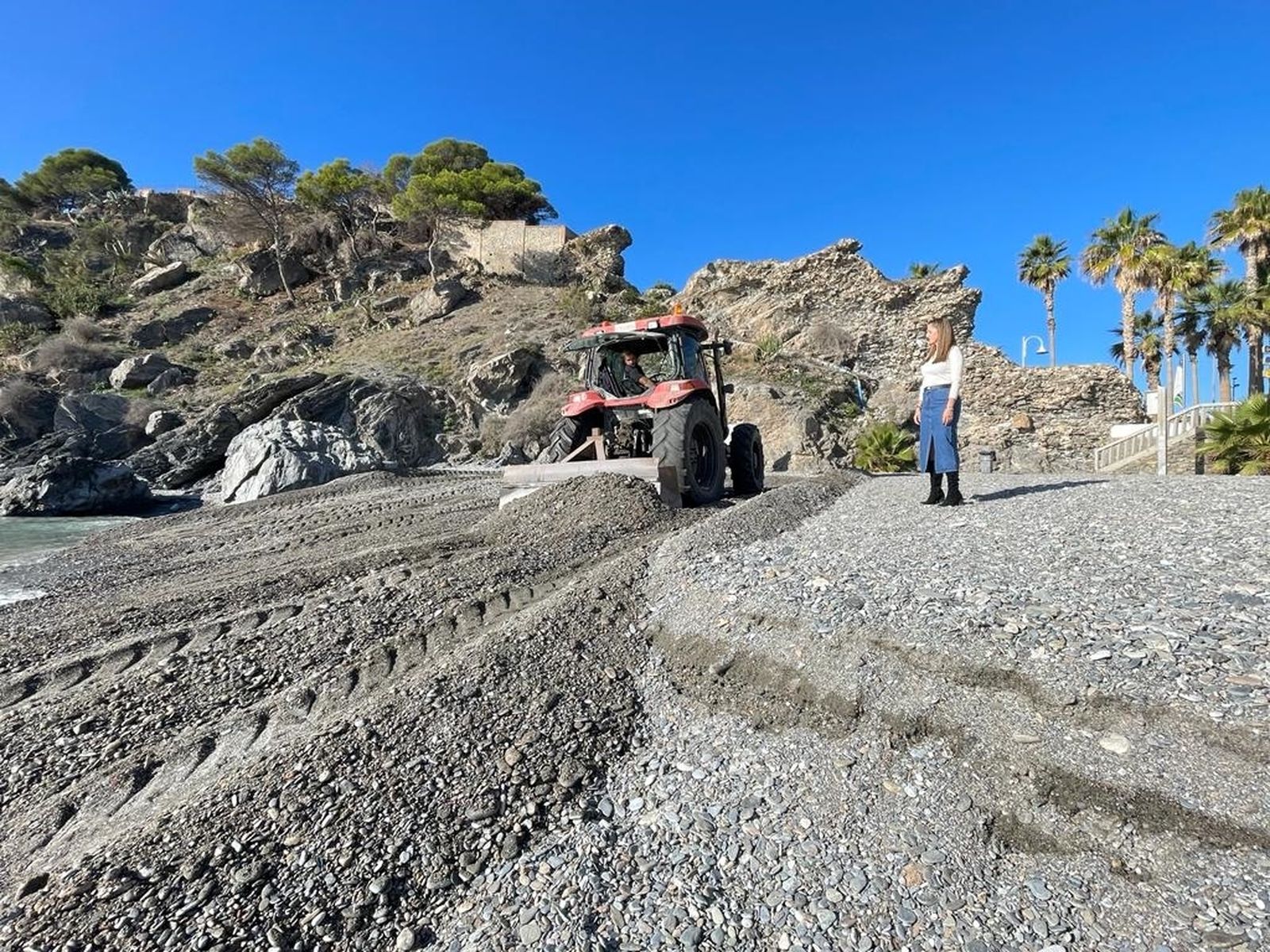 Almuñécar repara los daños del último temporal en sus playas