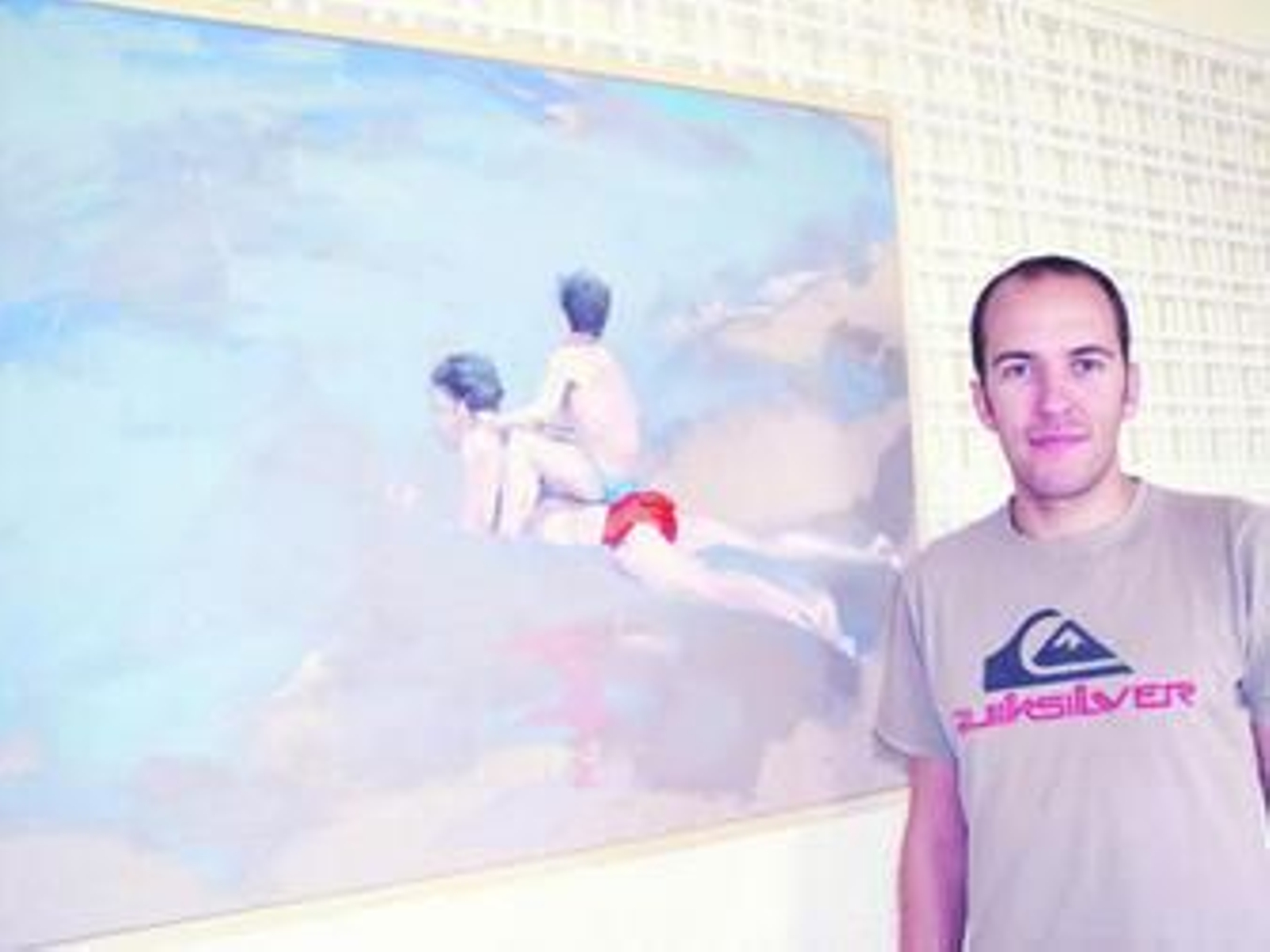 El joven artista Antonio Barrera posa ante una de sus obras.