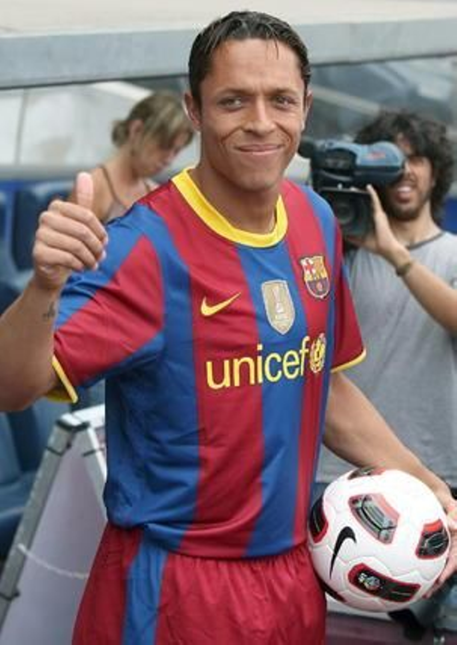 El Barça presenta a Adriano. / EFE