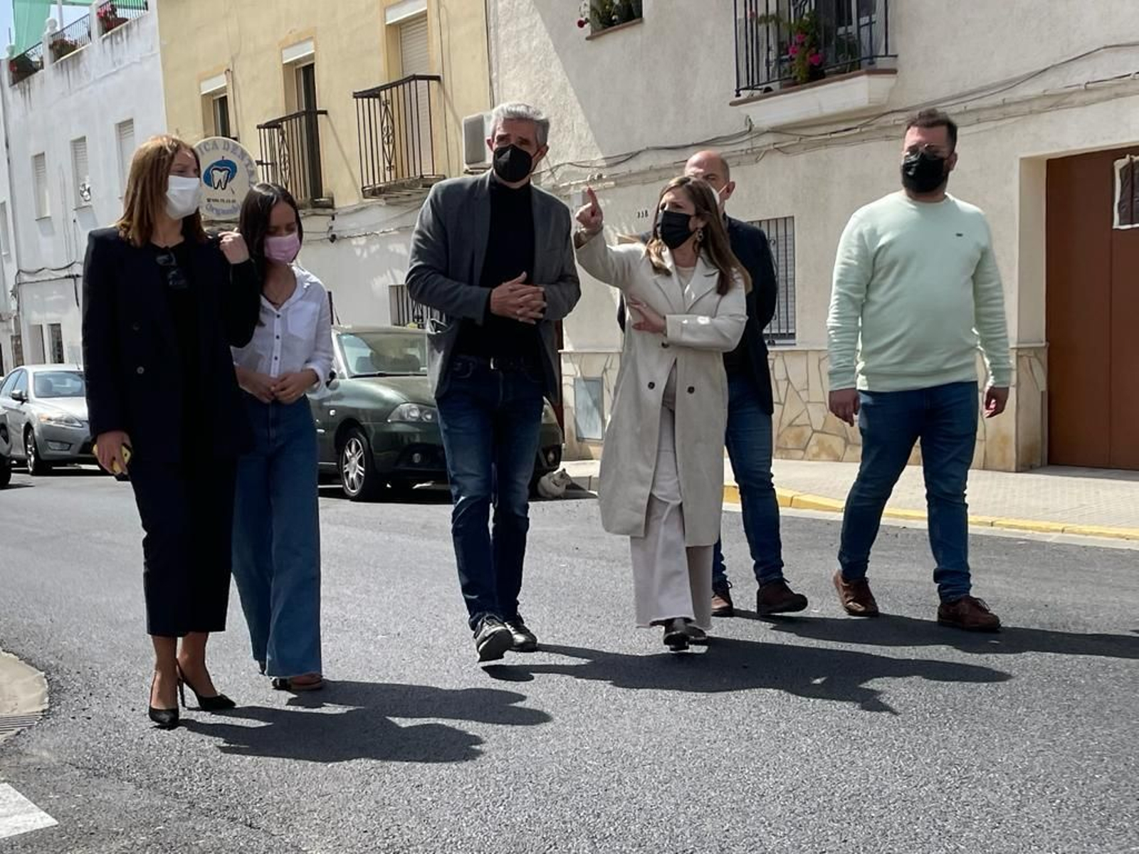 La presidenta de Diputación supervisa los trabajos en una calle en Arcos.