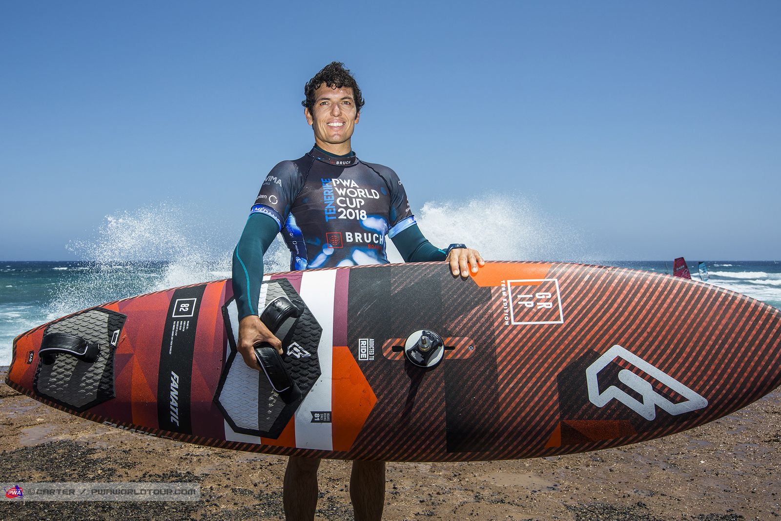 Víctor Fernández posa con su tabla en tierras canarias.