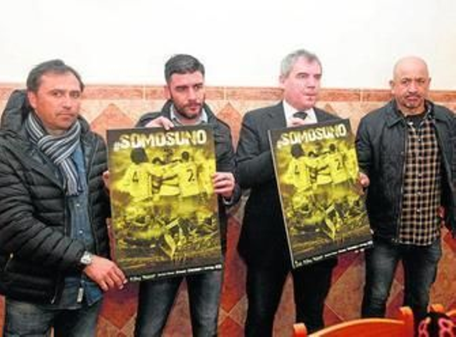 Alfredo, Enrique, Vizcaíno y Claudio posan con los carteles de la campaña de unión elaborada para el sábado.