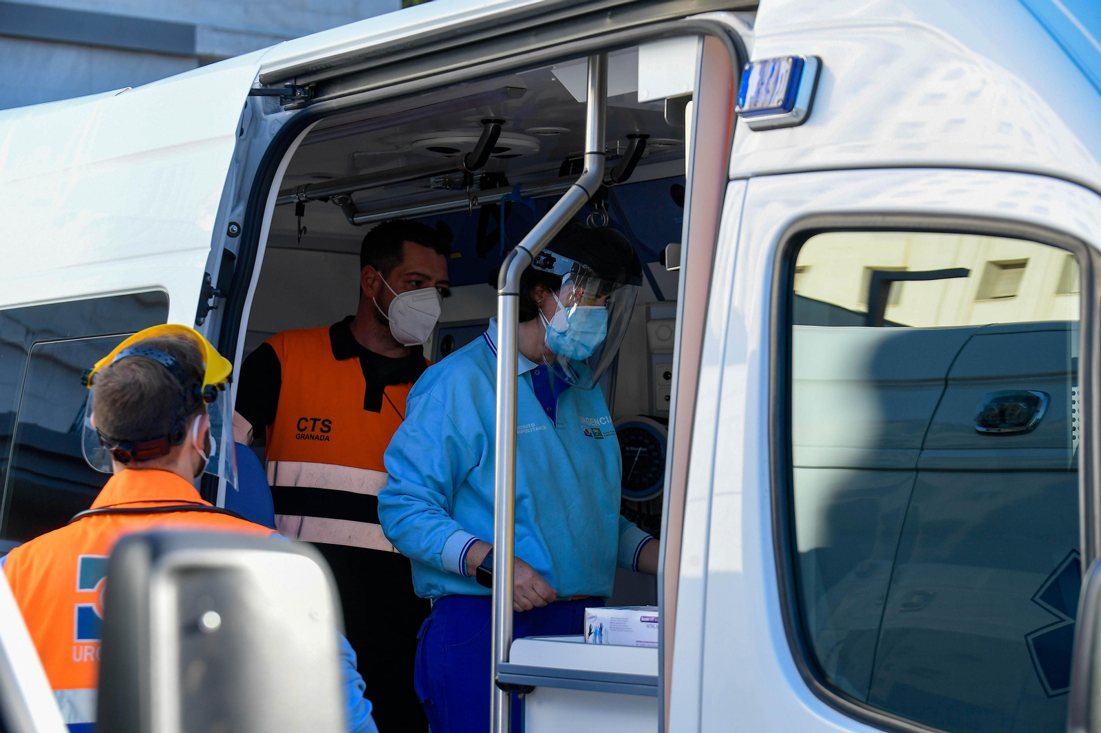 Profesionales sanitarios en una ambulancia, este lunes, a las puertas de un hospital granadino.