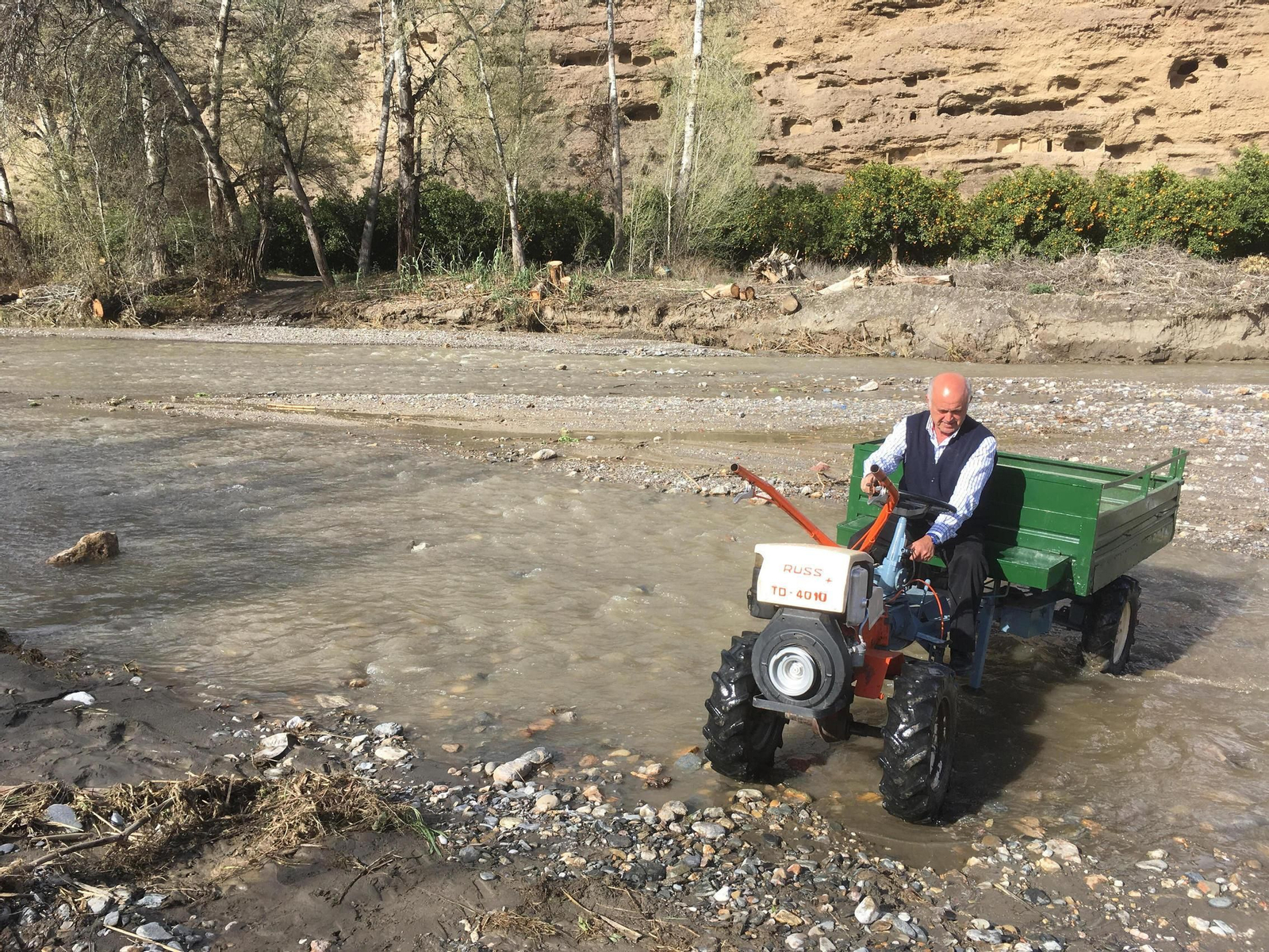 Un agricultor atraviesa con su tractor ayer el río Andarax a su paso por Alhama de Almería.