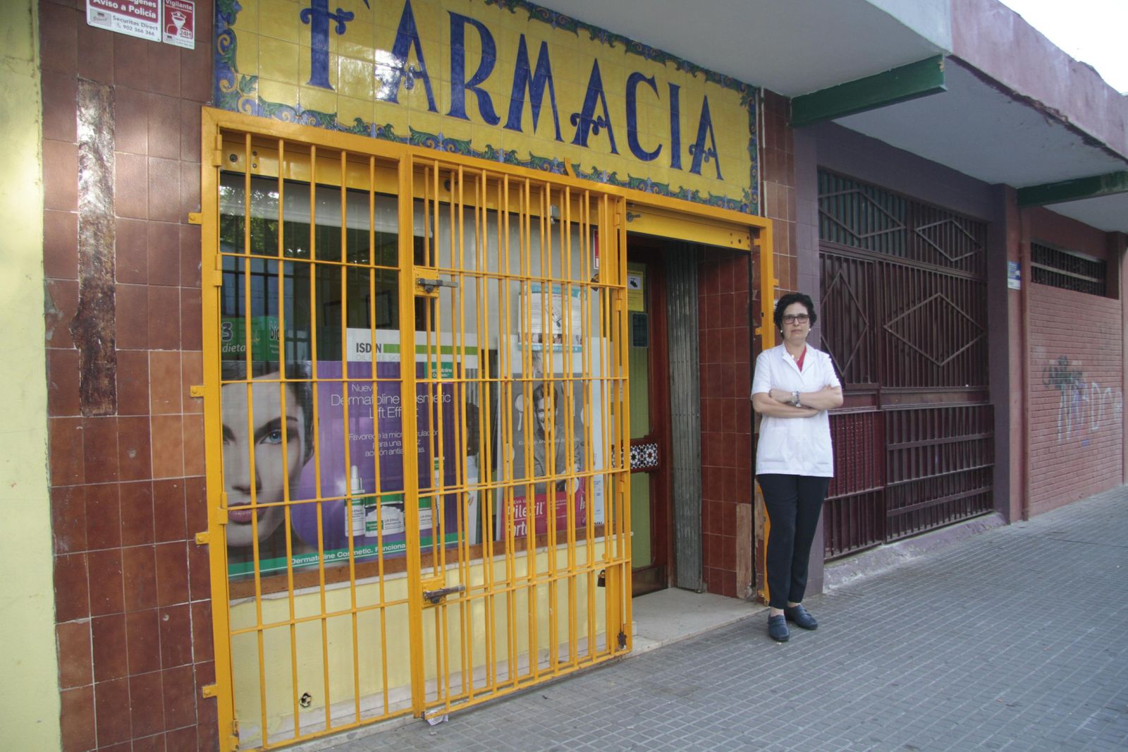 Cinta Rodríguez, en la puerta de la Farmacia Los Verdes