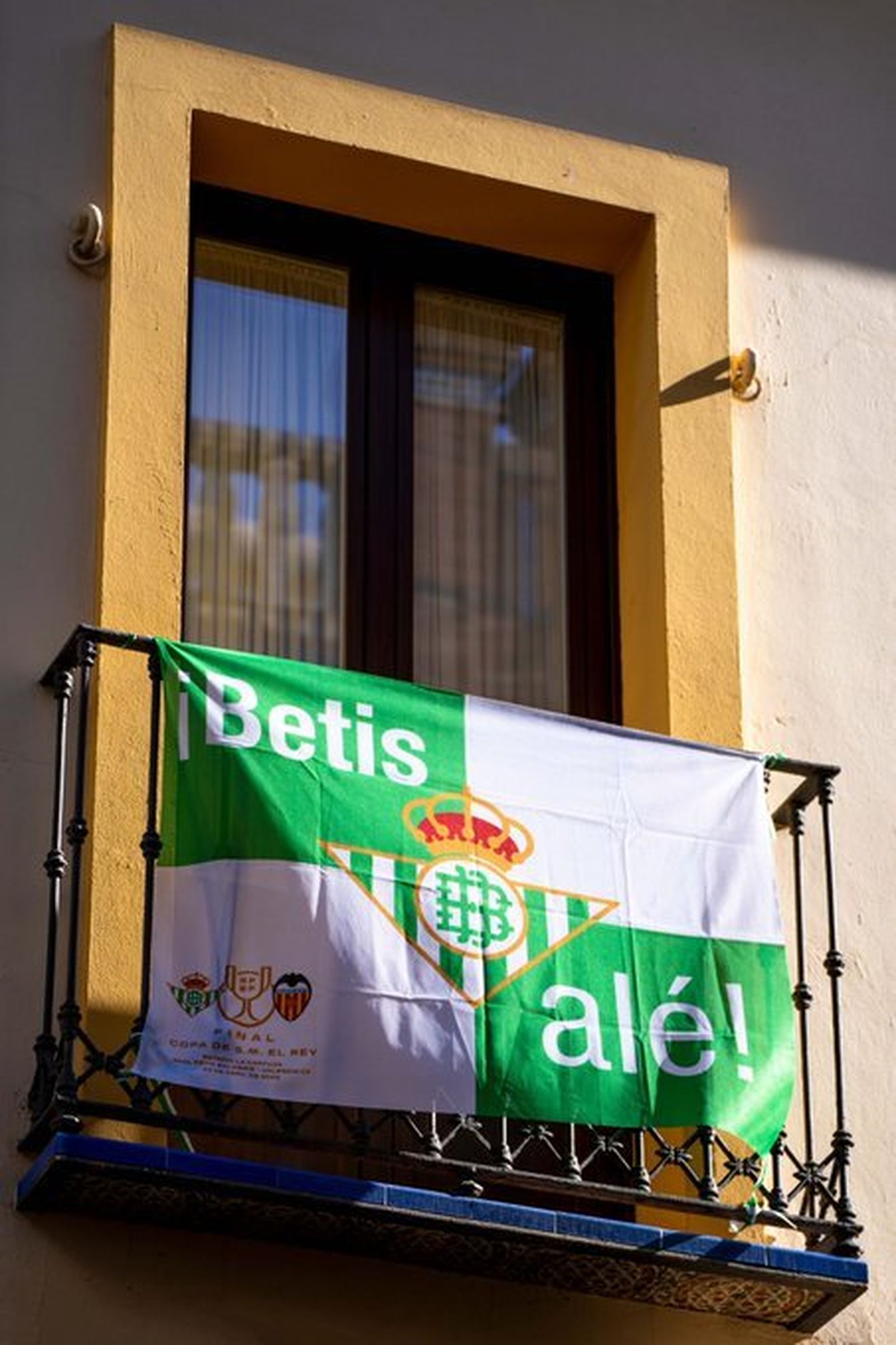 La bandera del Betis para la final de Copa cuelga en un balcón.
