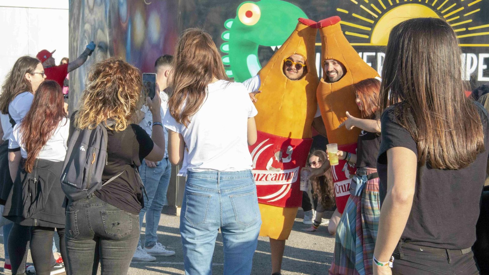 Dos festivaleros disfrazados de cerveza.