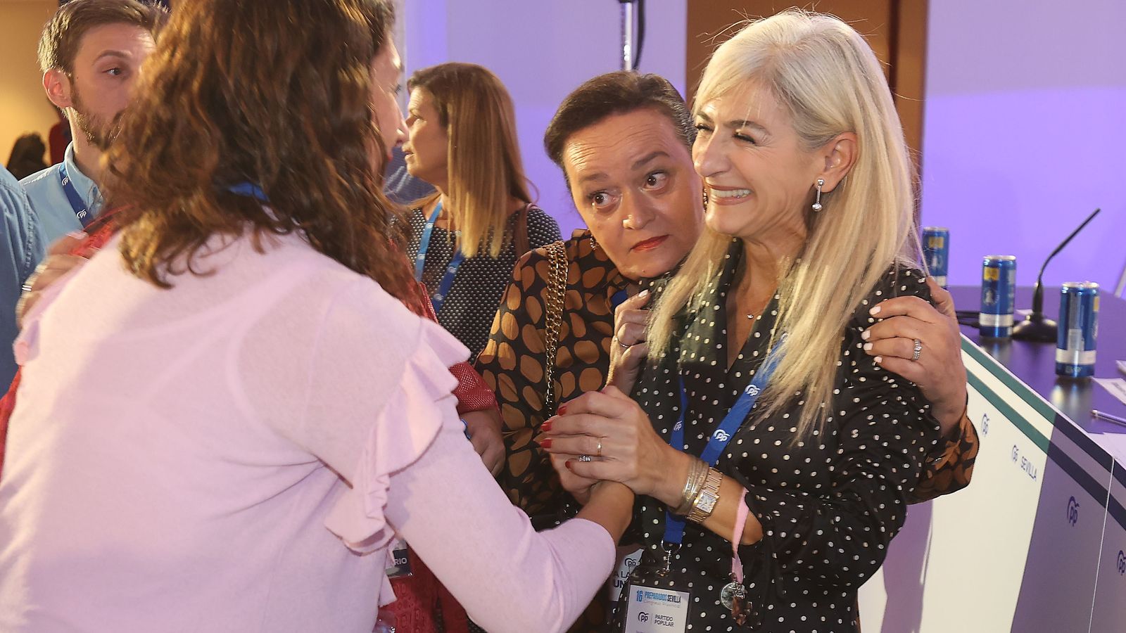 Patricia del Pozo, presidenta de la Mesa del Congreso del PP de Sevilla, saludando.
