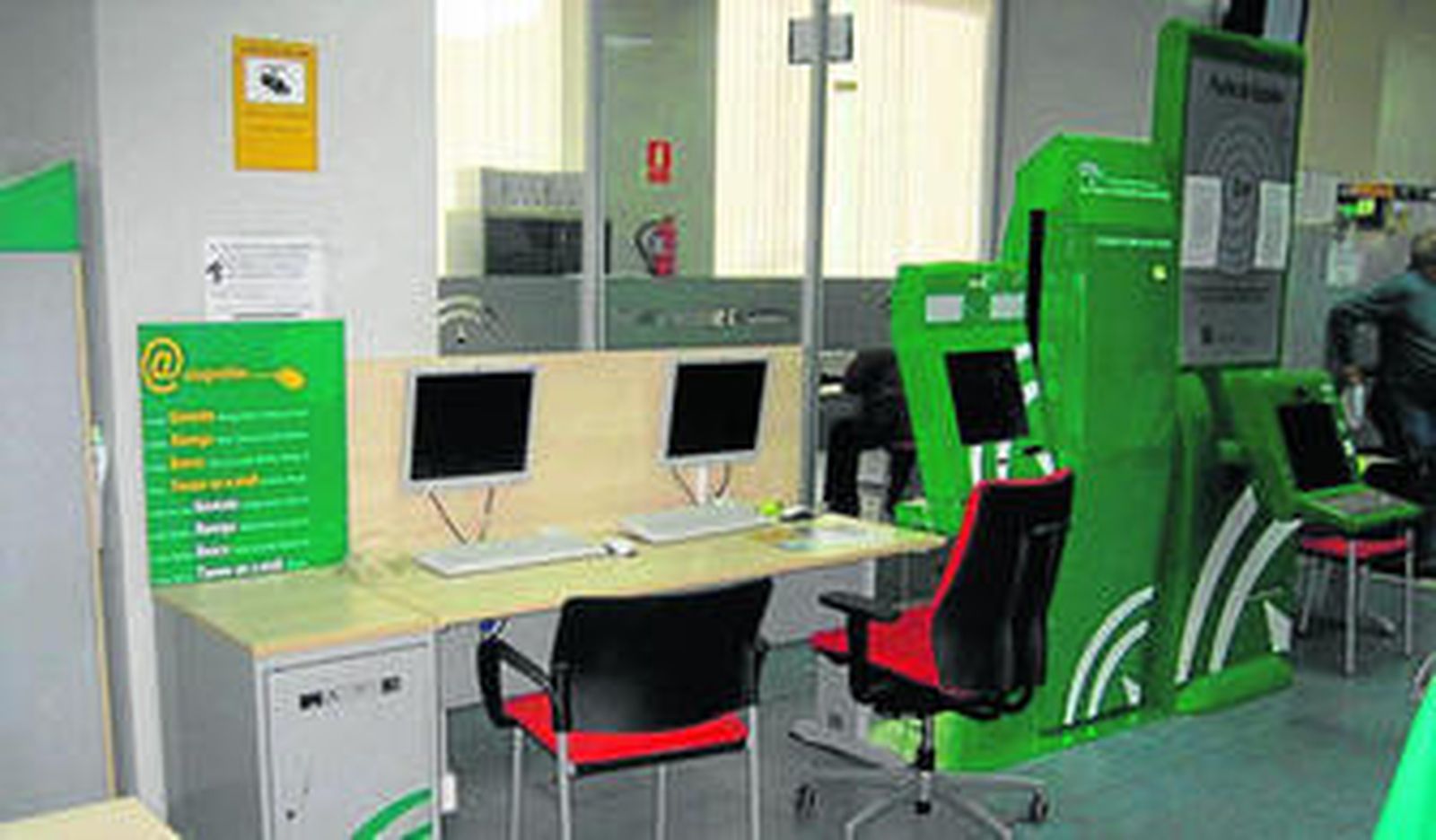 Equipos de la oficina del SAE que están a disposición de los usuarios.