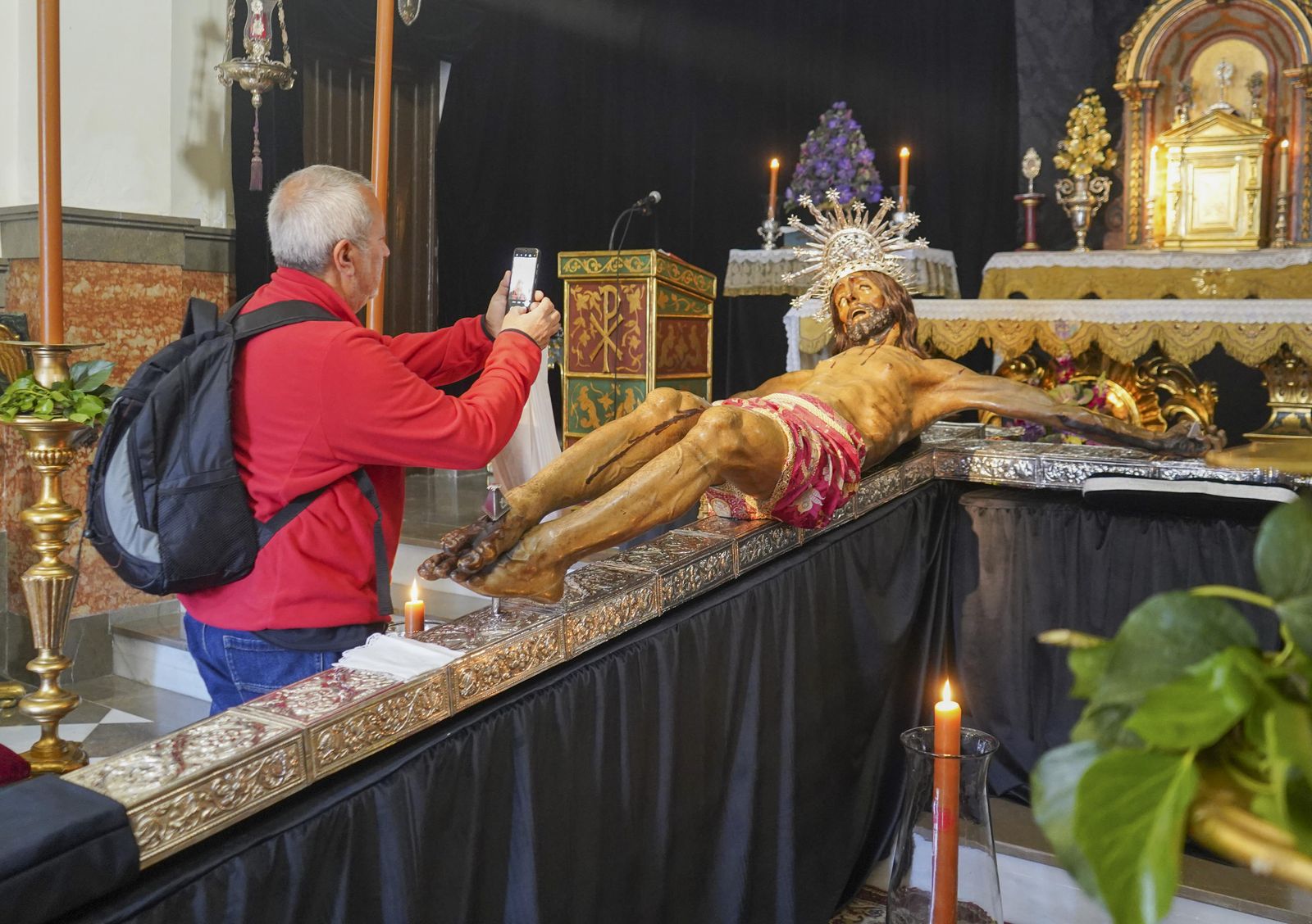 El besapiés al Cristo de San Agustín, en imágenes