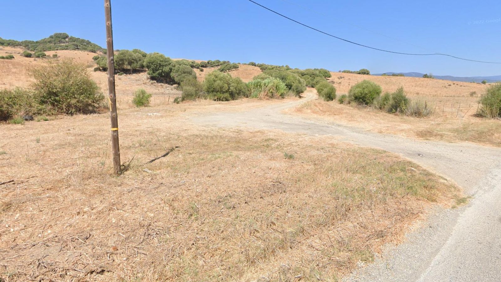 Por aquí dejamos la carretera para comenzar la Cañada Real de Manilva. El poste tiene señales amarillas para ayudarnos.