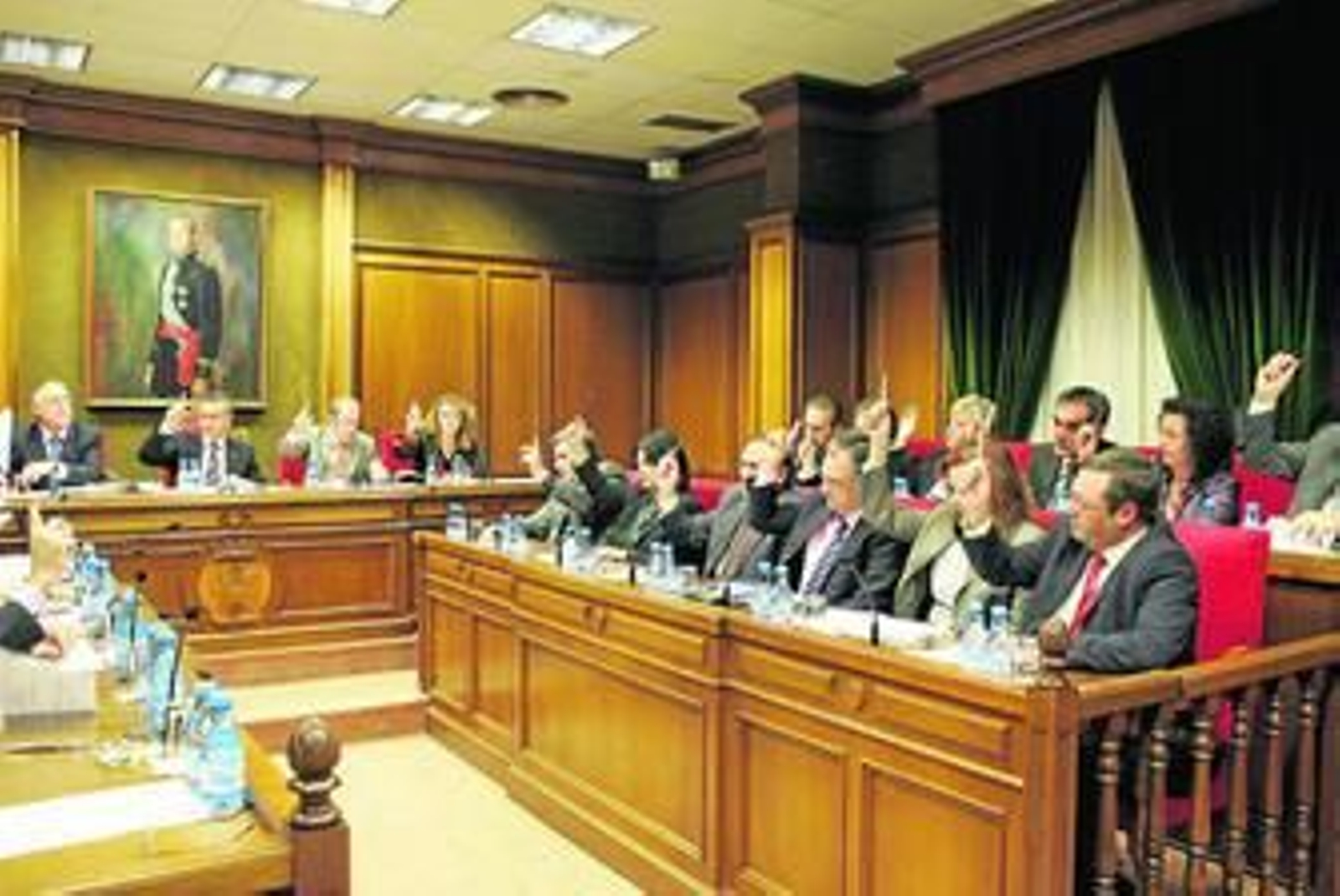 Nueva disposición de los diputados con Luisa Jiménez en la mesa presidencial y Añez junto a Díaz.