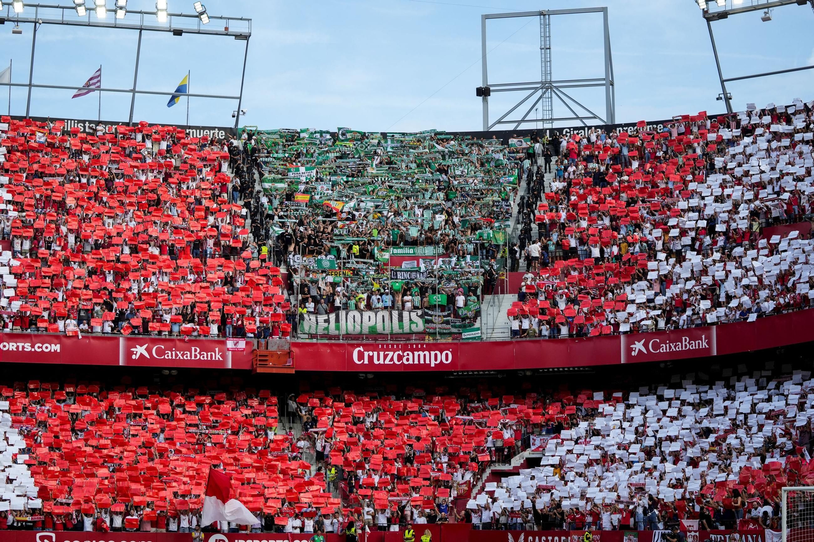 Imagen del Sánchez-Pizjuán en el último derbi con las dos aficiones.