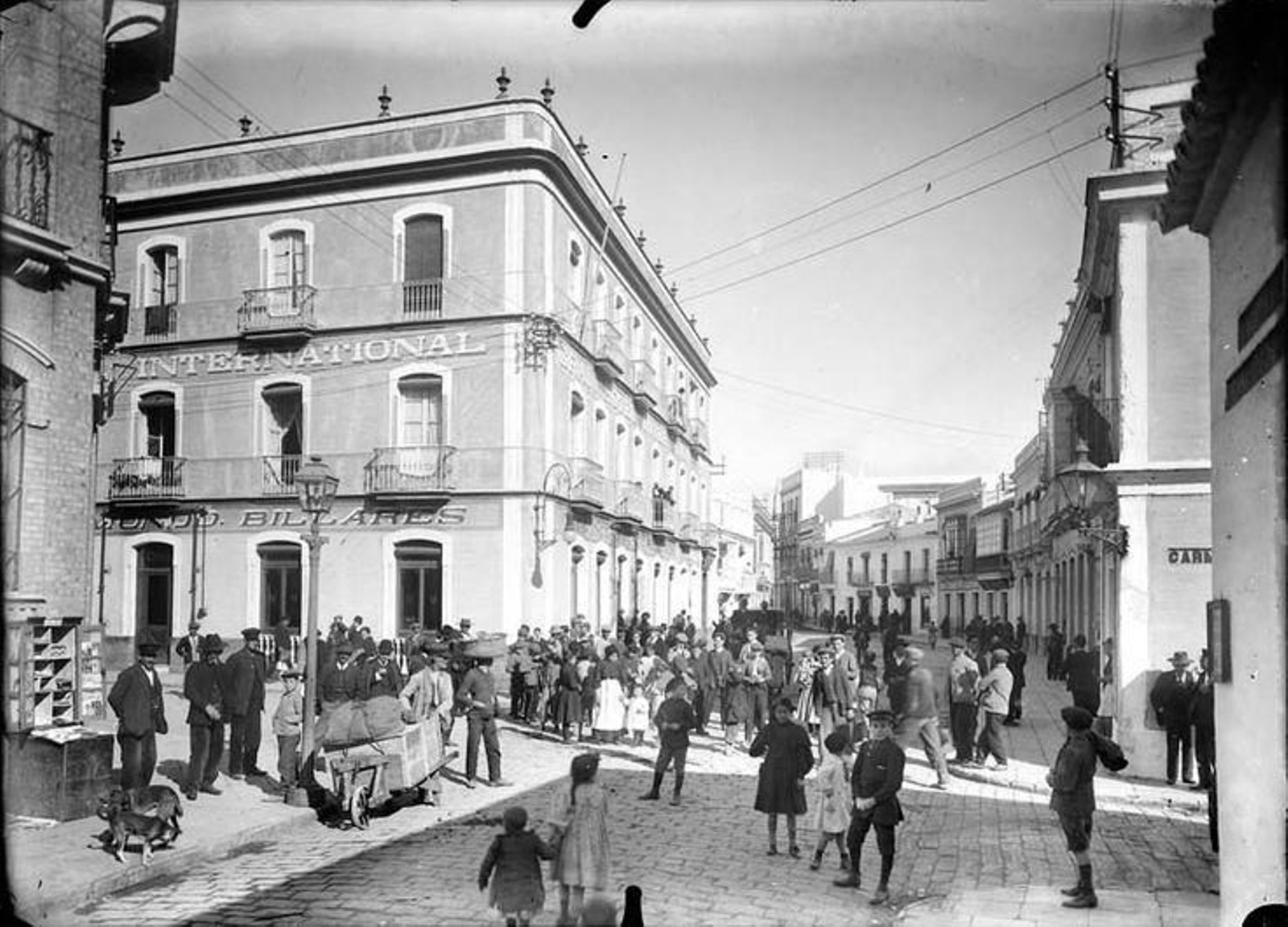 Vista de la calle Marina en la capital onubense en una imagen de primeros del siglo XX.